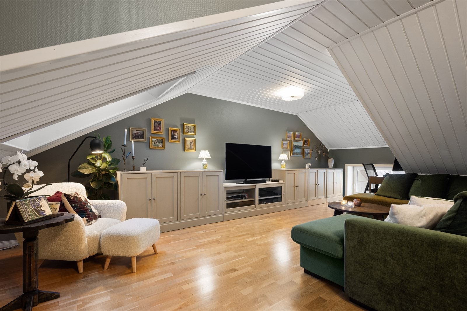 Den gode gulvplassen og den lune utformingen gjør rommet lett å møblere med både sittegruppe og eventuelt arbeidsplass. Galleribilde