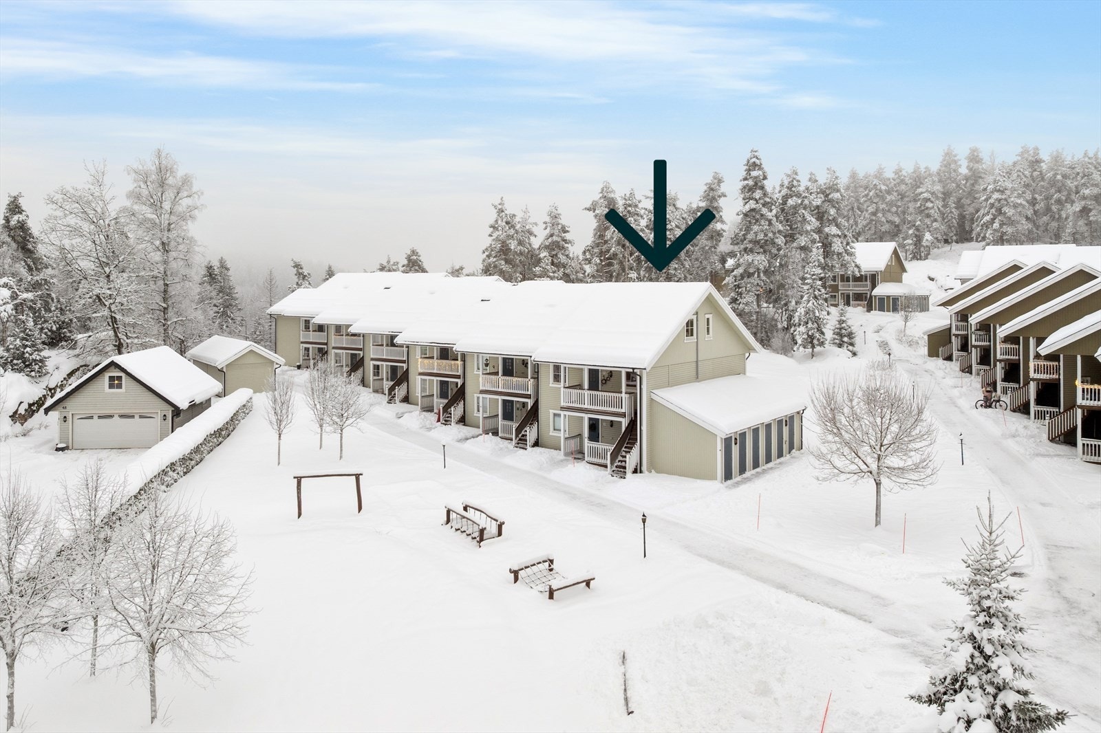 På endeveggen i 1. etasje er det en utvendig sportsbod på ca 5 kvm. Galleribilde