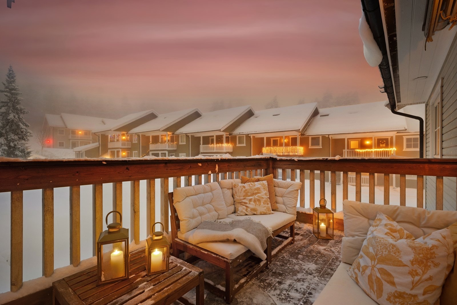 Verandaen har fint utsyn, gode solforhold og det er plass til sittegruppe og utemøbler. Galleribilde