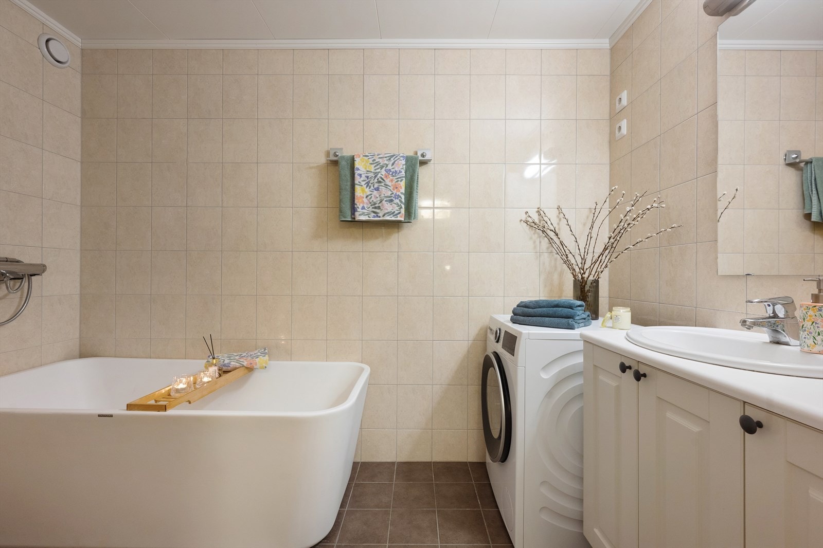 Kombinert bad og vaskerom beliggende i 2. etasje. Rommet er utført med fliser på gulv og fliser på vegger, samt tak-ess i himling. Det er varme i gulvet. Galleribilde