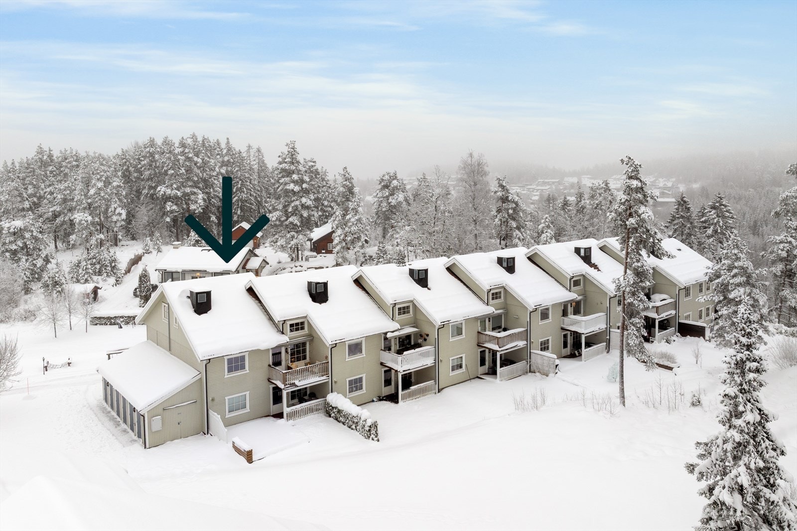 Leiligheten har en attraktiv beliggenhet i byggets to øverste etasjer, helt på enden av rekken. Galleribilde