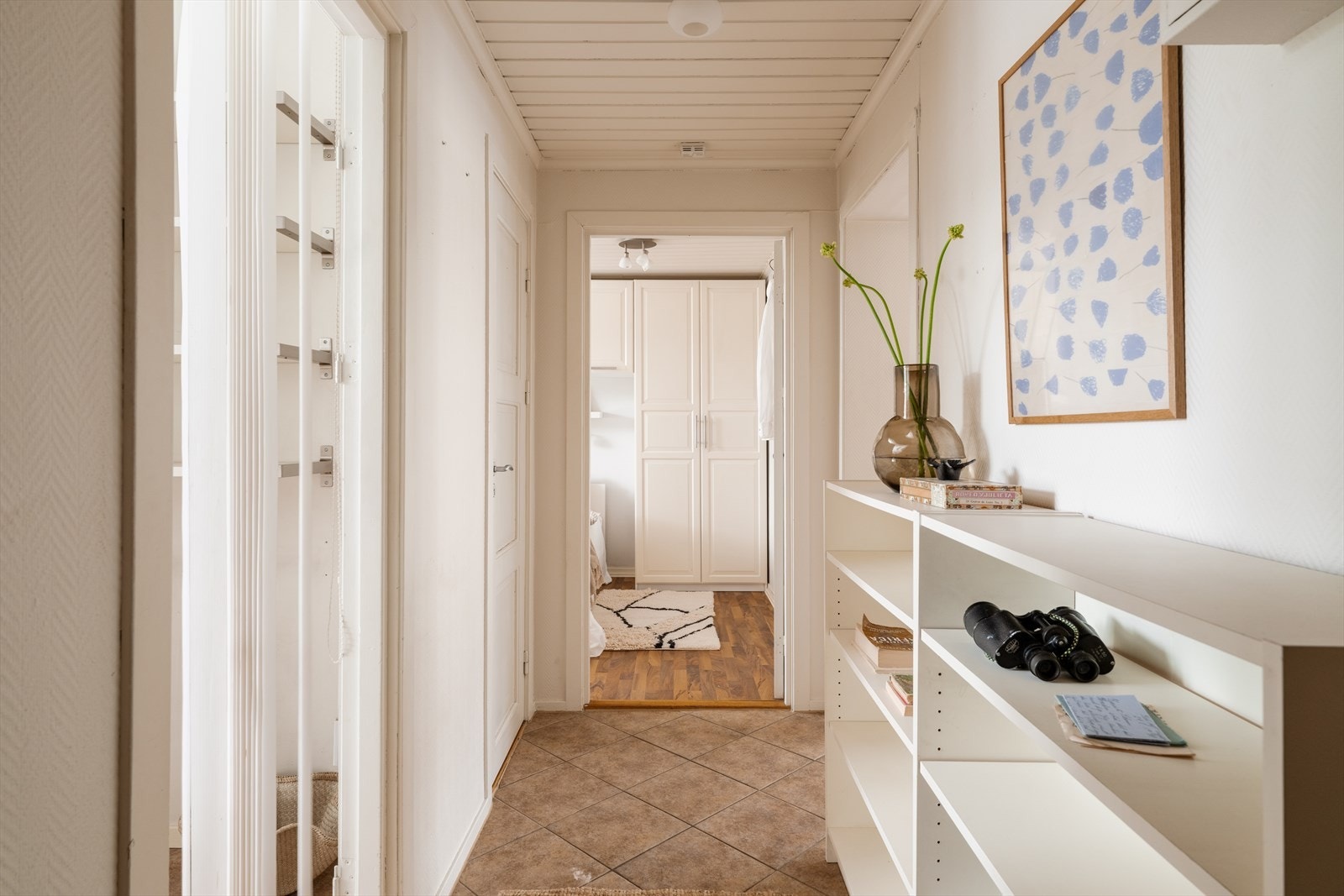 Her blir du møtt av en praktisk entré med innebygget skap, plass for oppheng av jakker og oppstilling av sko. Galleribilde