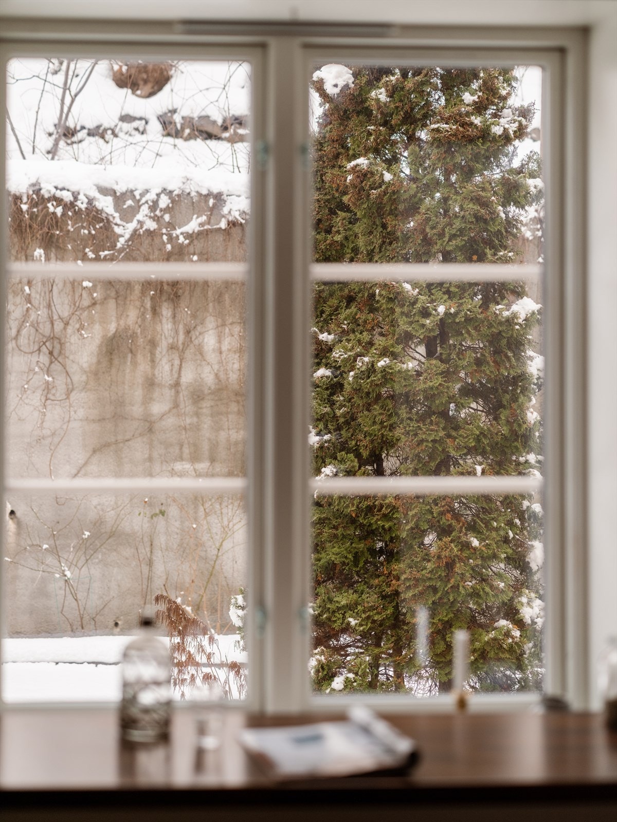 Det er en hyggelig spiseplass under kjøkkenvinduet med utsyn mot bakgården. Galleribilde