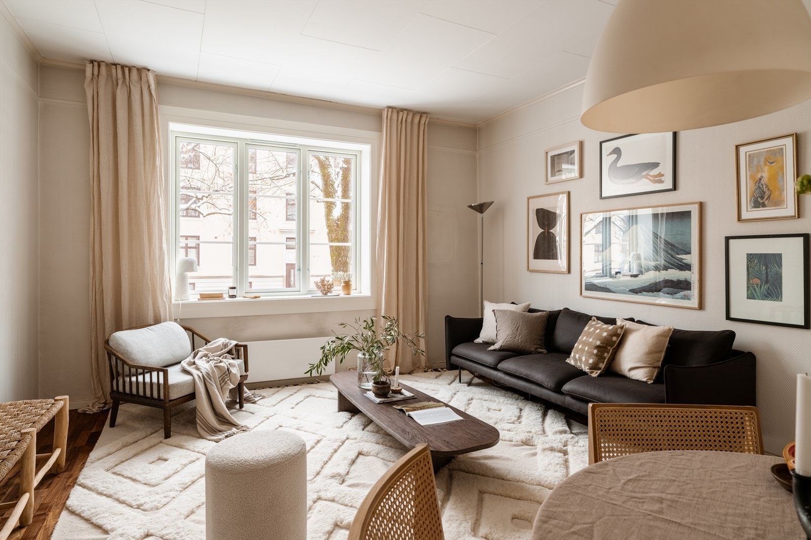 Store, flotte vinduer med dype vinduskarmer som gir godt lysinnslipp. Galleribilde