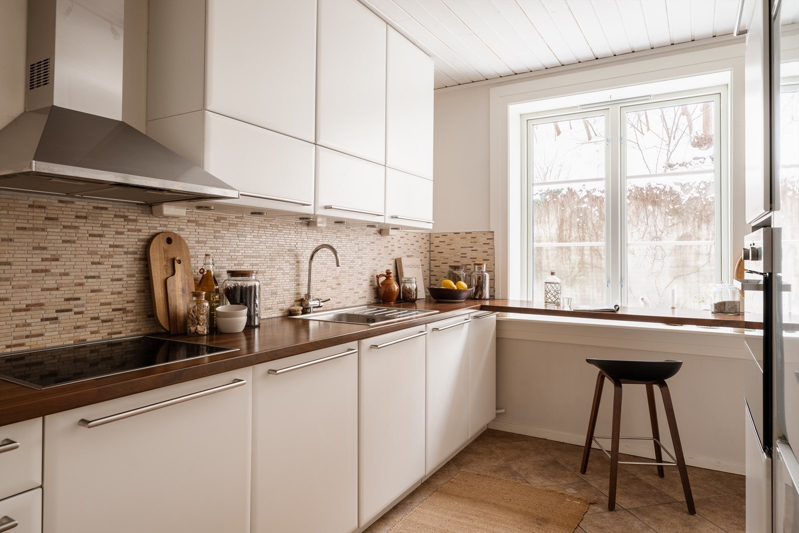 Hyggelig, separat kjøkken med stort vindu. Galleribilde