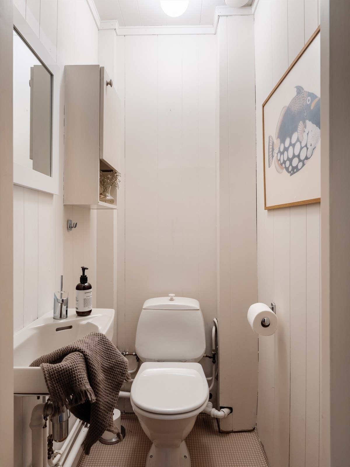 Separat toalettrom med gulvmontert toalett og servant. Galleribilde