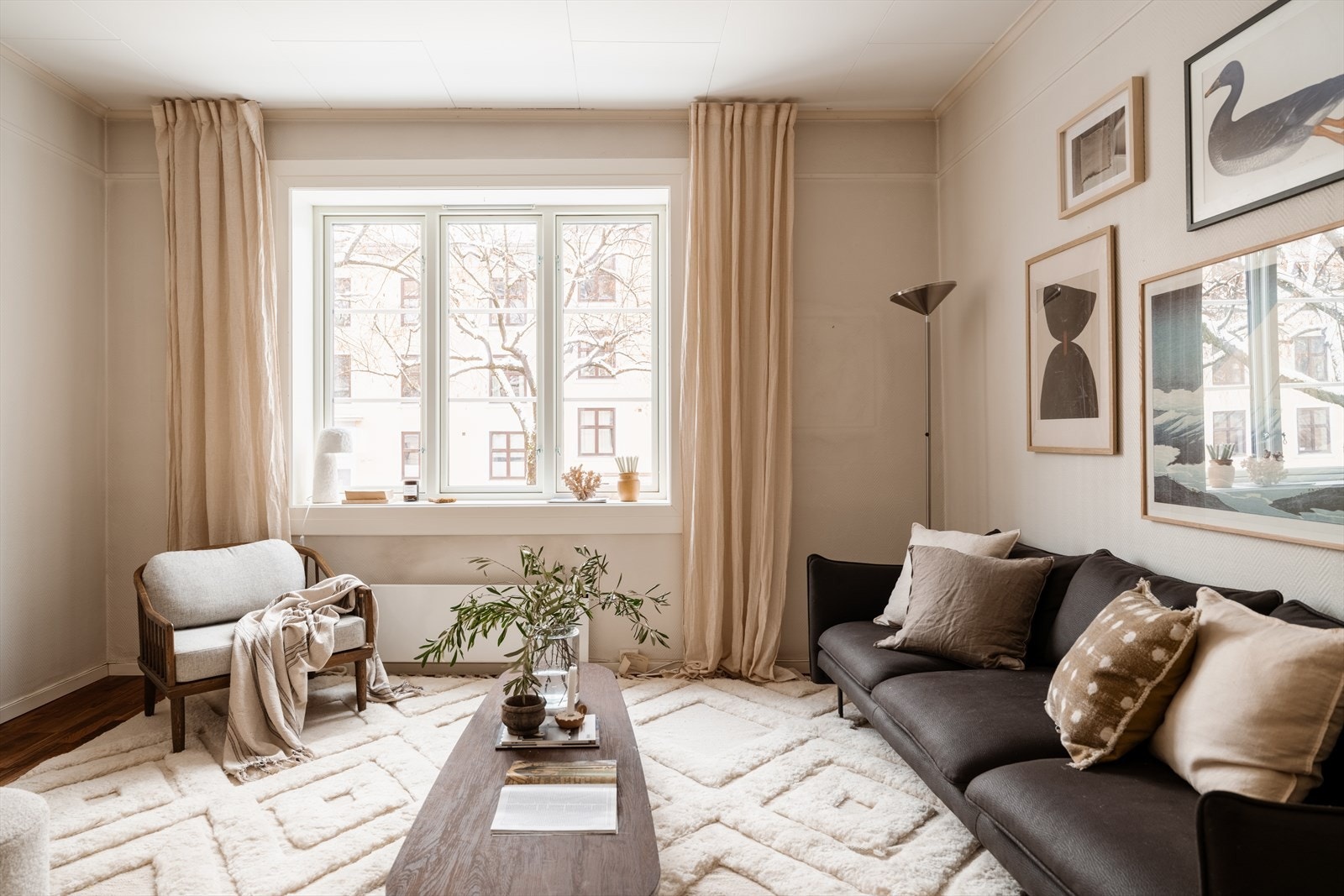 Stuen har gode møbleringsmuligheter for sofagruppe, spisebord og annet møblement. Galleribilde