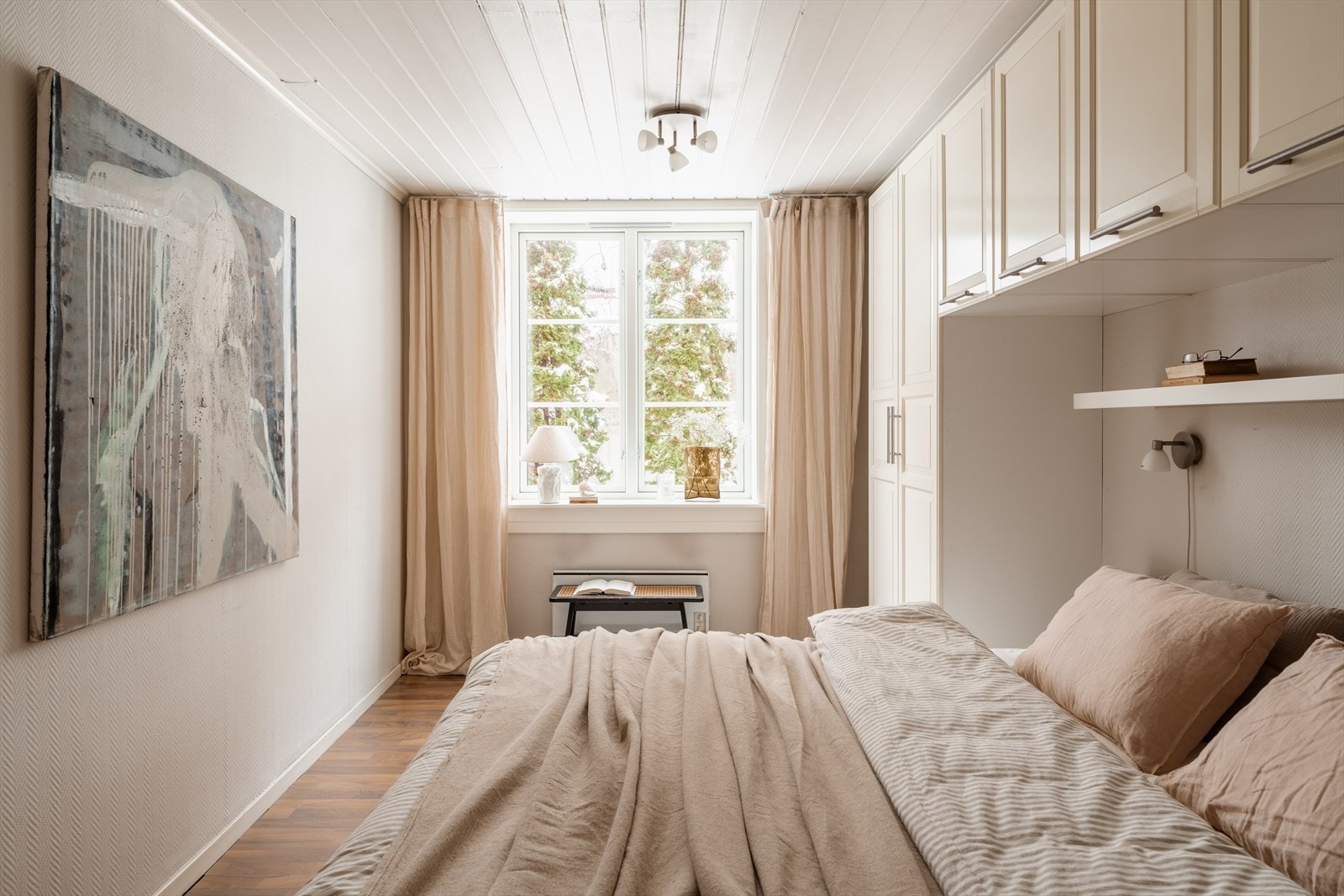 Det er god plass for dobbeltseng, garderobeskap og skrivepult. Galleribilde