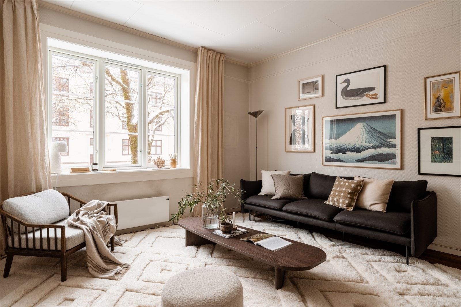 En sjarmerende 2(3)-roms i klassisk bygård fra 1929 med etterspurt beliggenhet. Galleribilde