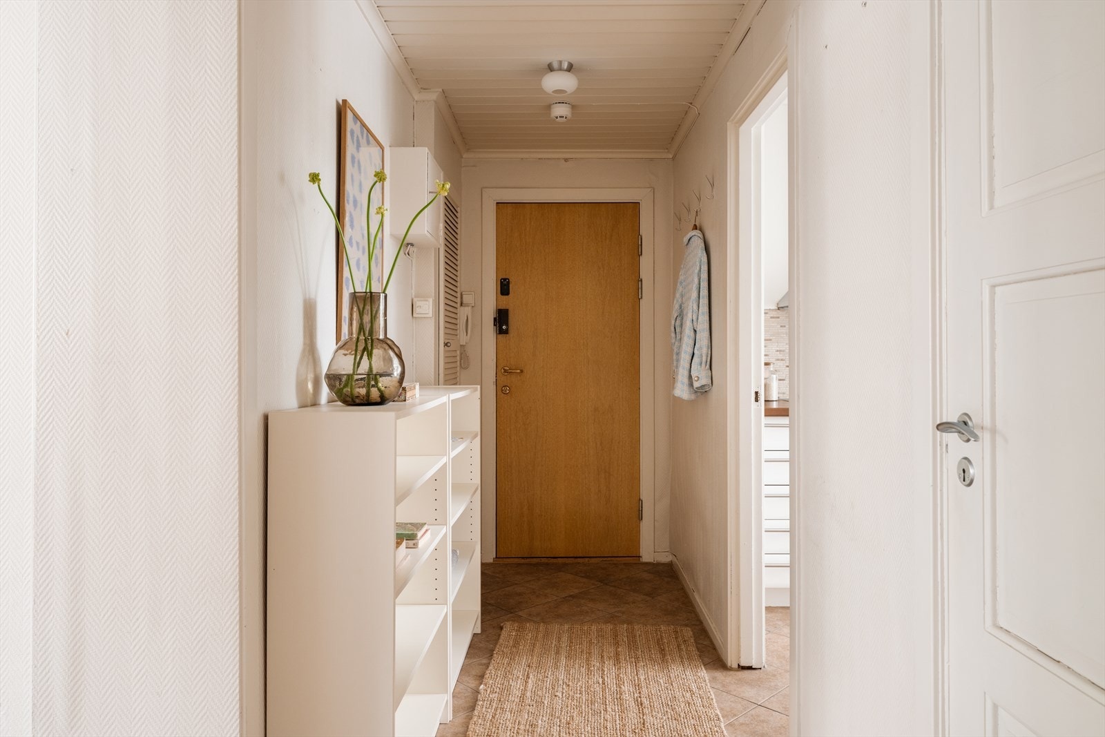 I tillegg er det godt med lagringsplass i kjeller- og loftsbod. Dørcallinganlegg. Galleribilde