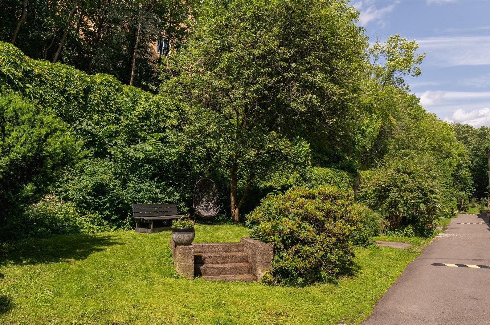 Samle venner og gode naboer i bakgården på sommerstid. Galleribilde