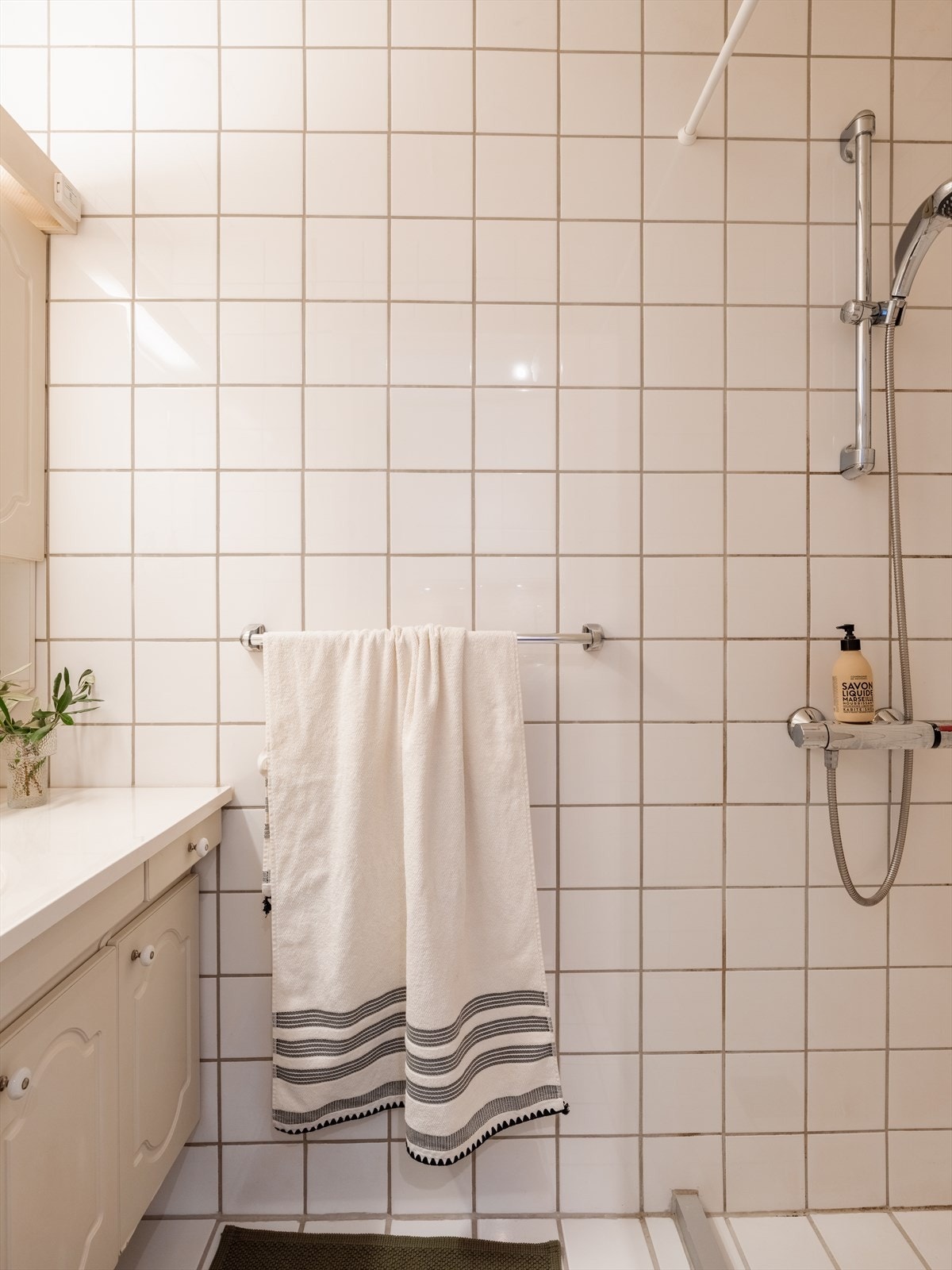 Badet er innredet med lyse, flislagte overflater. Galleribilde