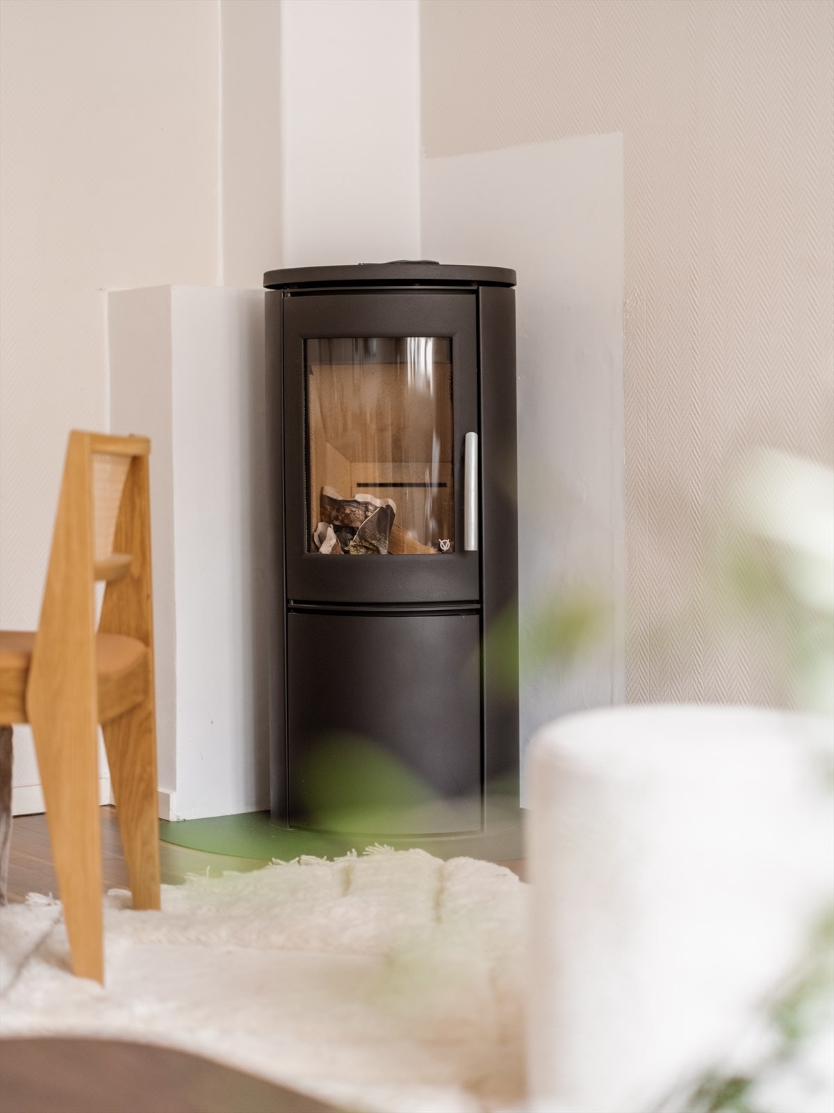 I hjørnet av stuen er det en peis som varmer godt på kalde dager. Galleribilde