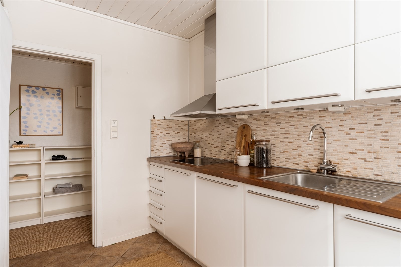 Det er montert en integrert oppvaskmaskin, integrert komfyr og nedfelt platetopp. Frittstående kjøleskap medfølger. Galleribilde