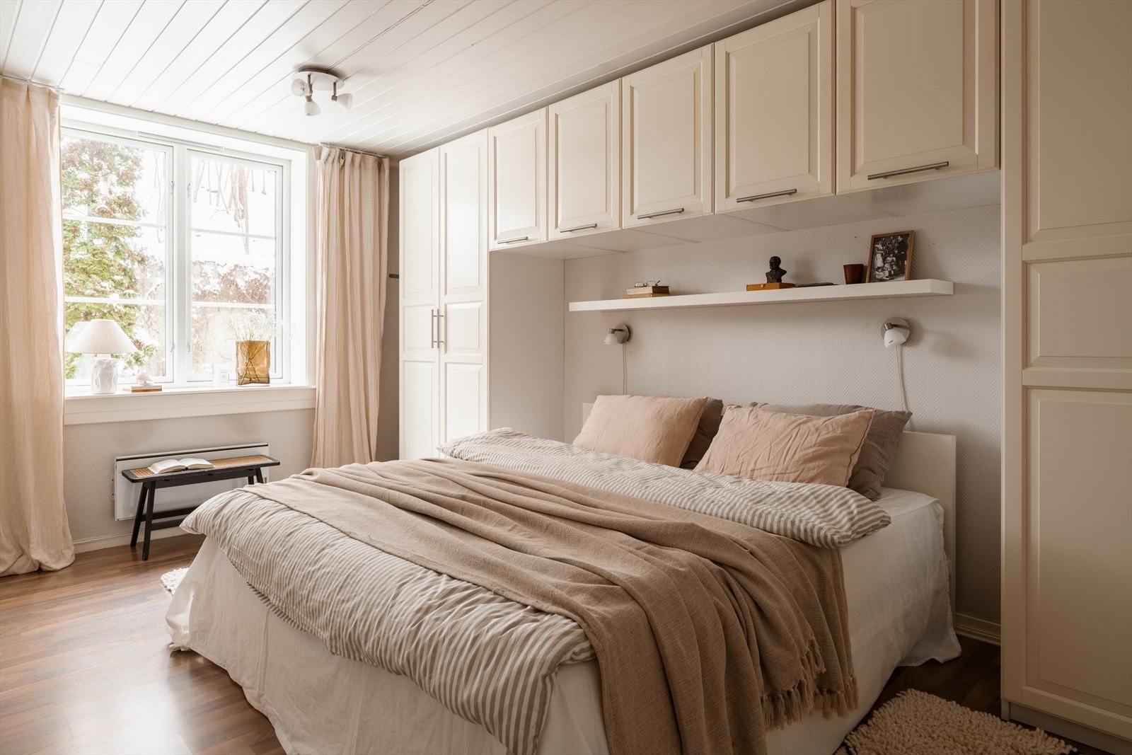 Det romslige soverommet ligger vendt ut mot stille bakgård. Galleribilde