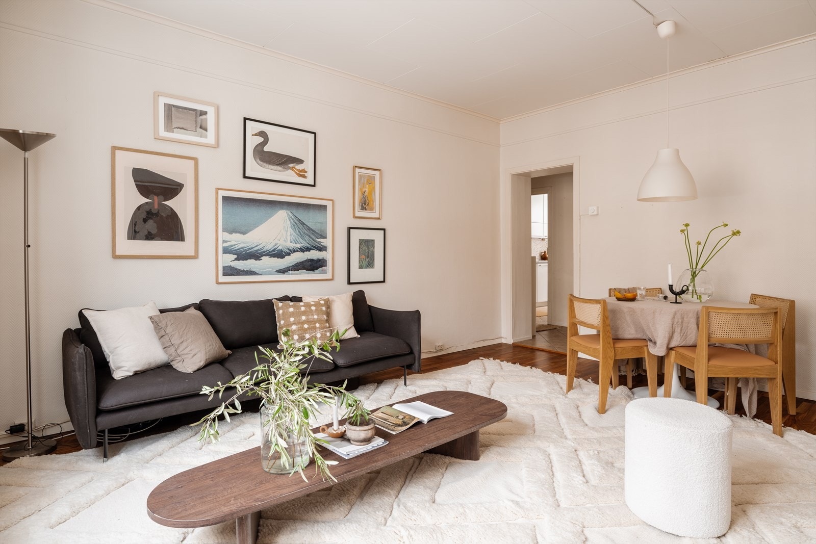 Leiligheten fremstår med noe moderniseringsbehov, perfekt for å skape din drømmebolig! Galleribilde