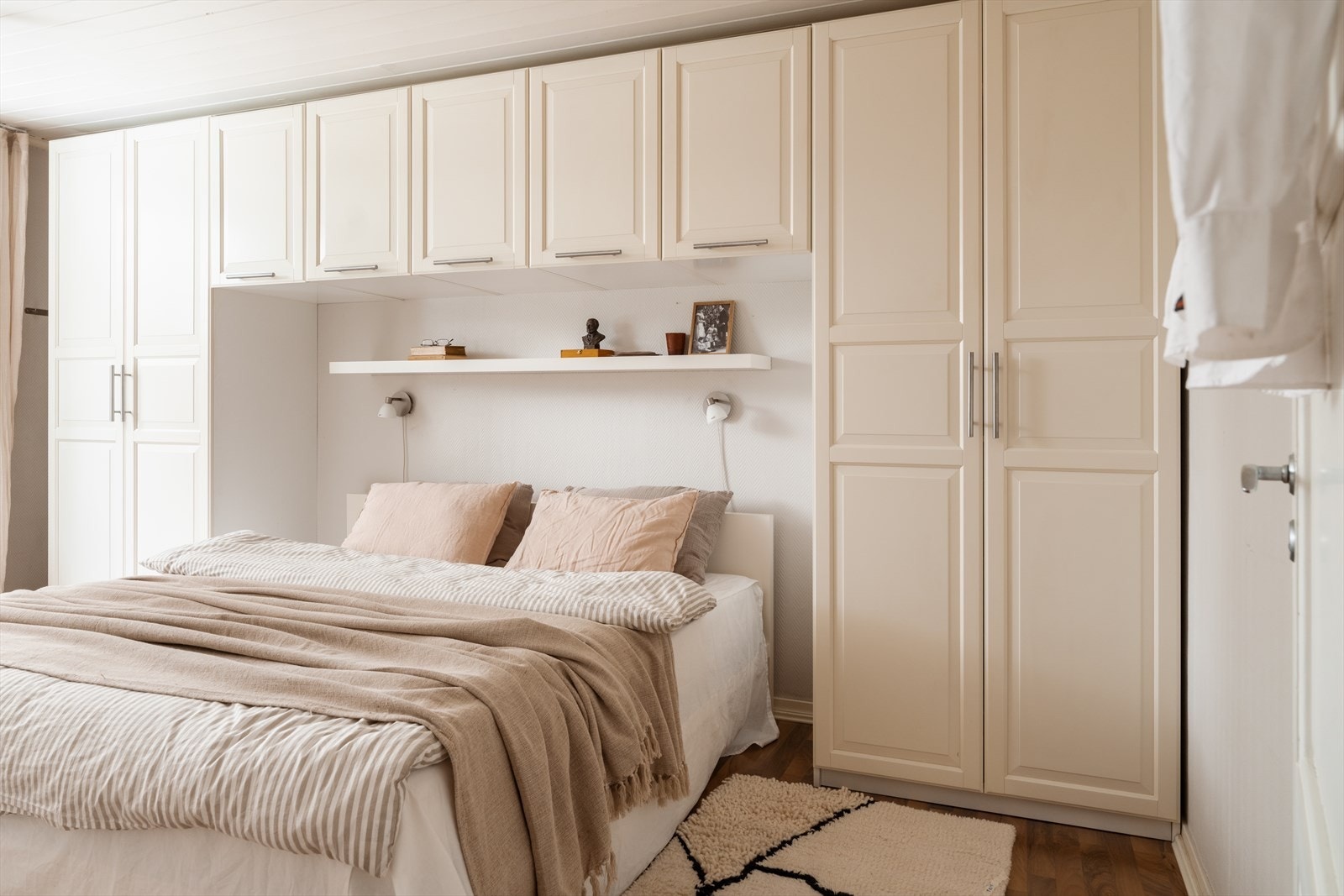 Soverommet er malt i lyse farger, som gir en behagelig atmosfære. Galleribilde