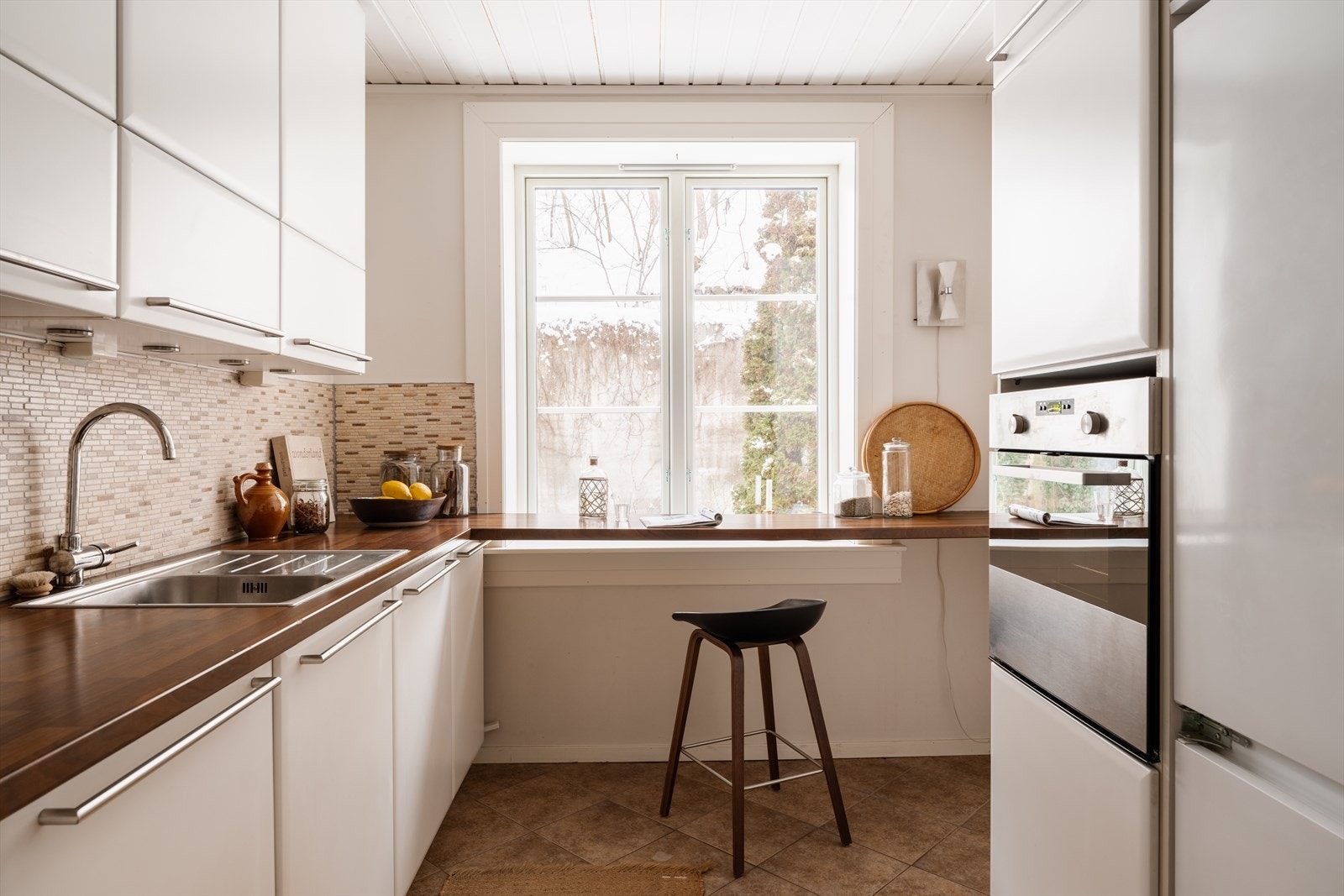 Her får du rikelig med skap- og benkeplass, for både matlagning og oppbevaring. Galleribilde