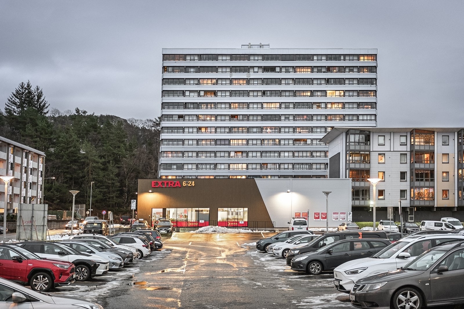 Nærområdet byr på de fleste servicetilbud en måtte trenge, med blant annet Coop Extra kun 300 meter fra boligen. Galleribilde