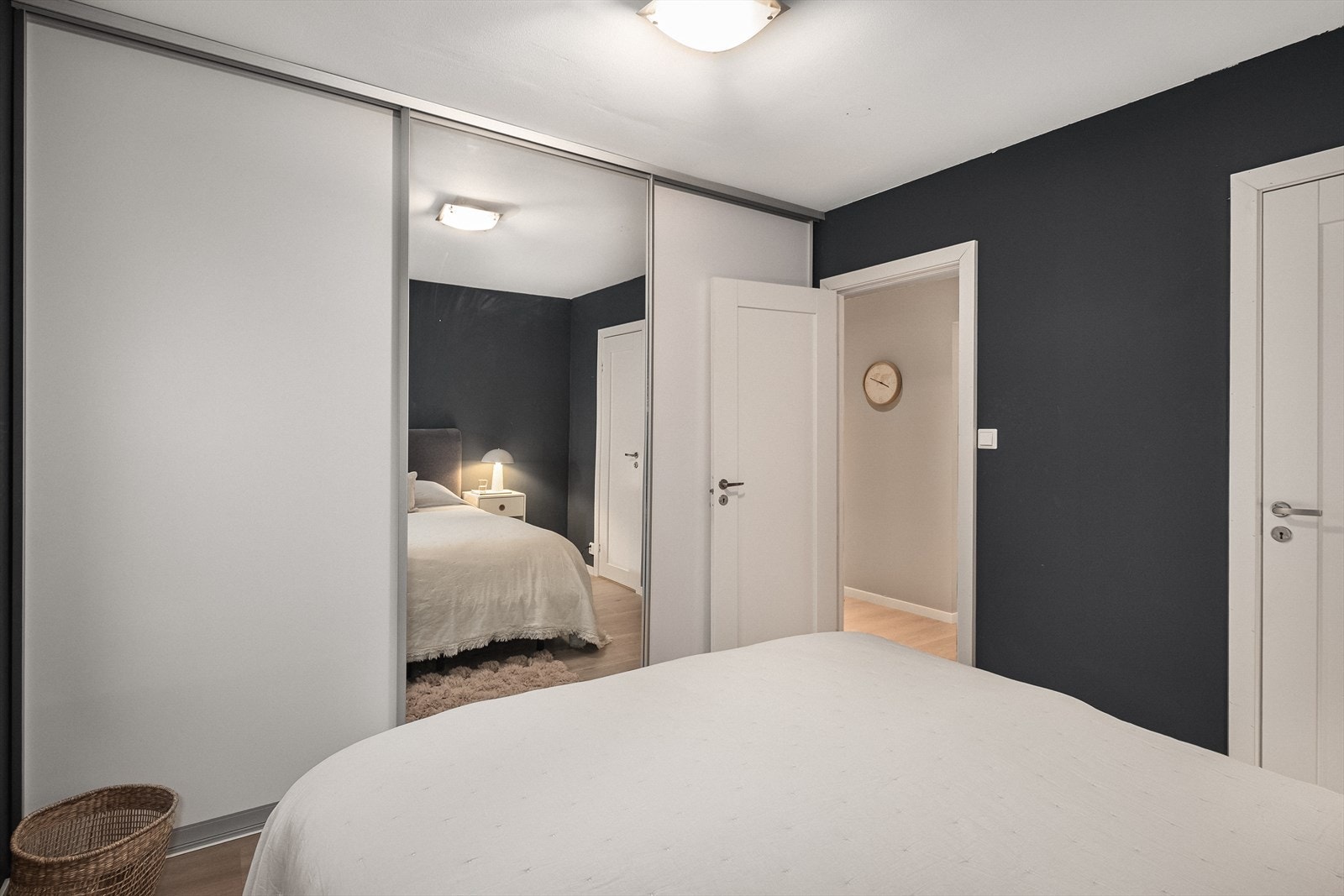 Fra soverom er det tilkomst til innvendig bod. Galleribilde