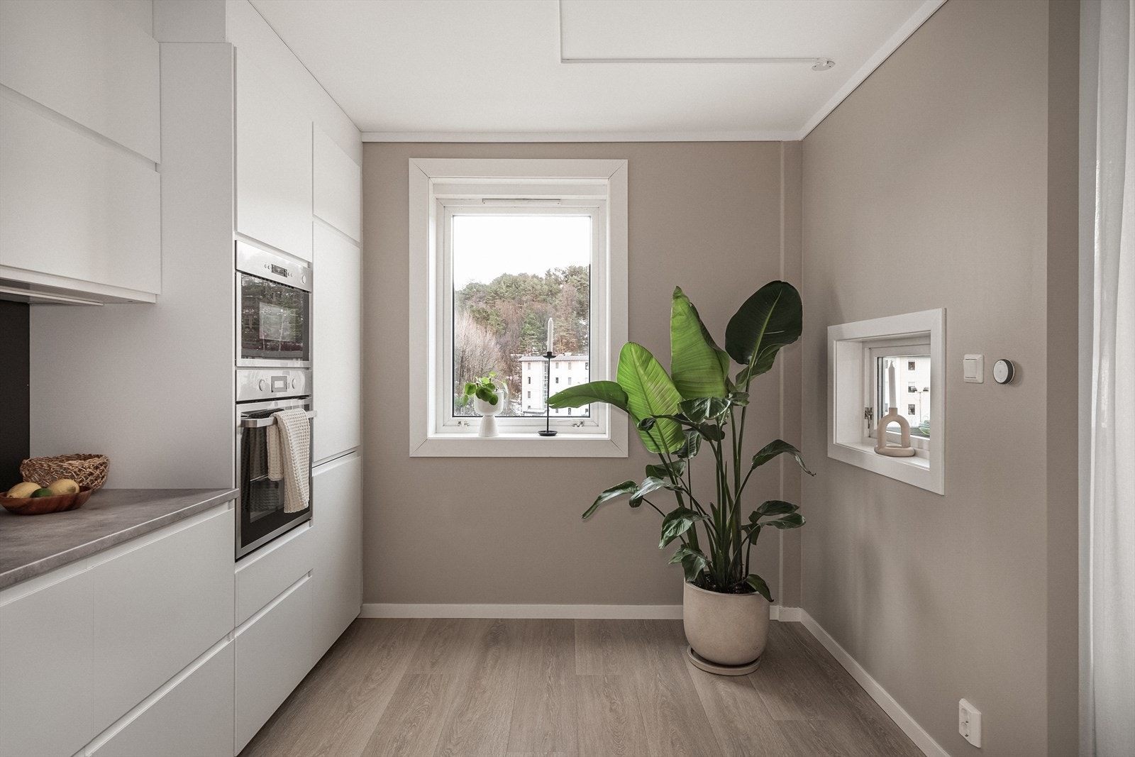 Integrerte hvitevarer bestående av induksjonstopp, stekeovn, mikrobølgeovn, oppvaskmaskin samt kombinert kjøle- og fryseskap gir et praktisk og komplett kjøkken som dekker de fleste behov. Galleribilde