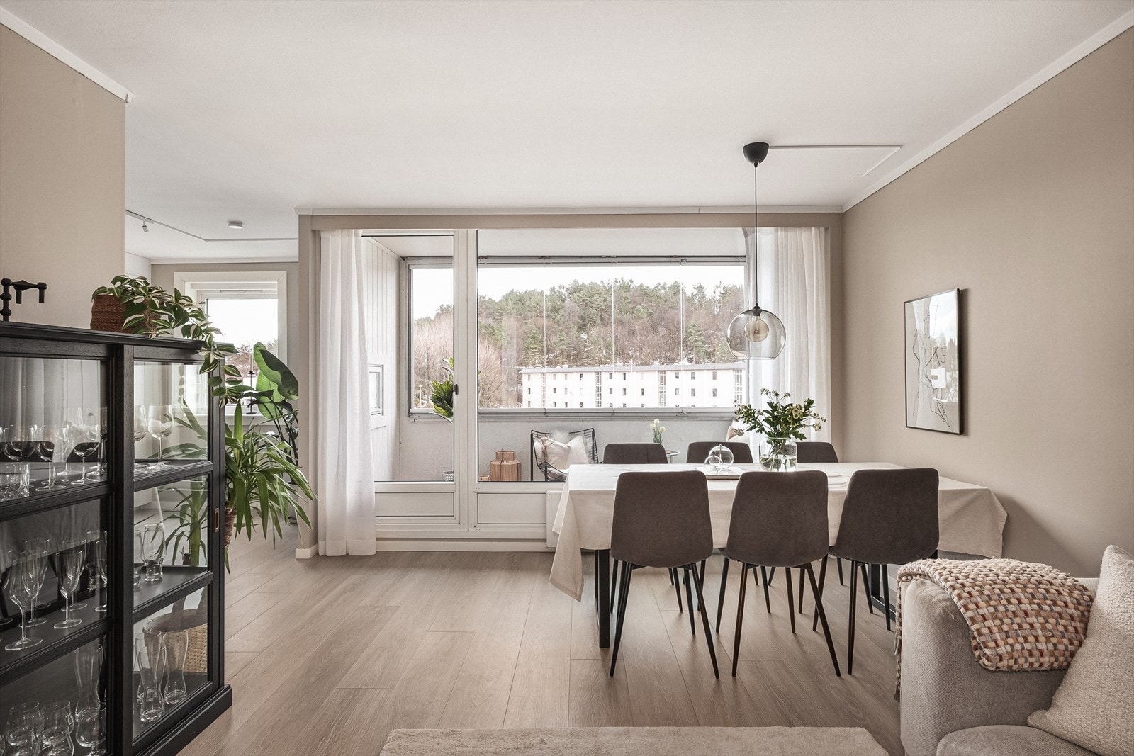 Leiligheten har en romslig og sosial, åpen stue- og kjøkkenløsning på ca. 34,1 m². Galleribilde