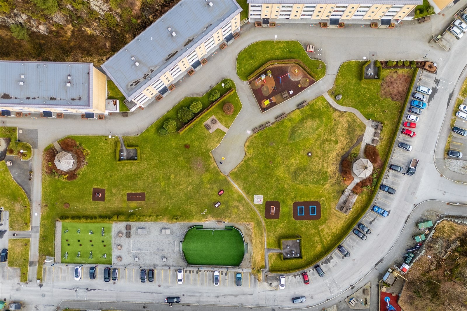 Borettslaget har store, fine uteområder med bl.a. ballbinge, tuftepark, sitteområder, lekeplass mm. Galleribilde