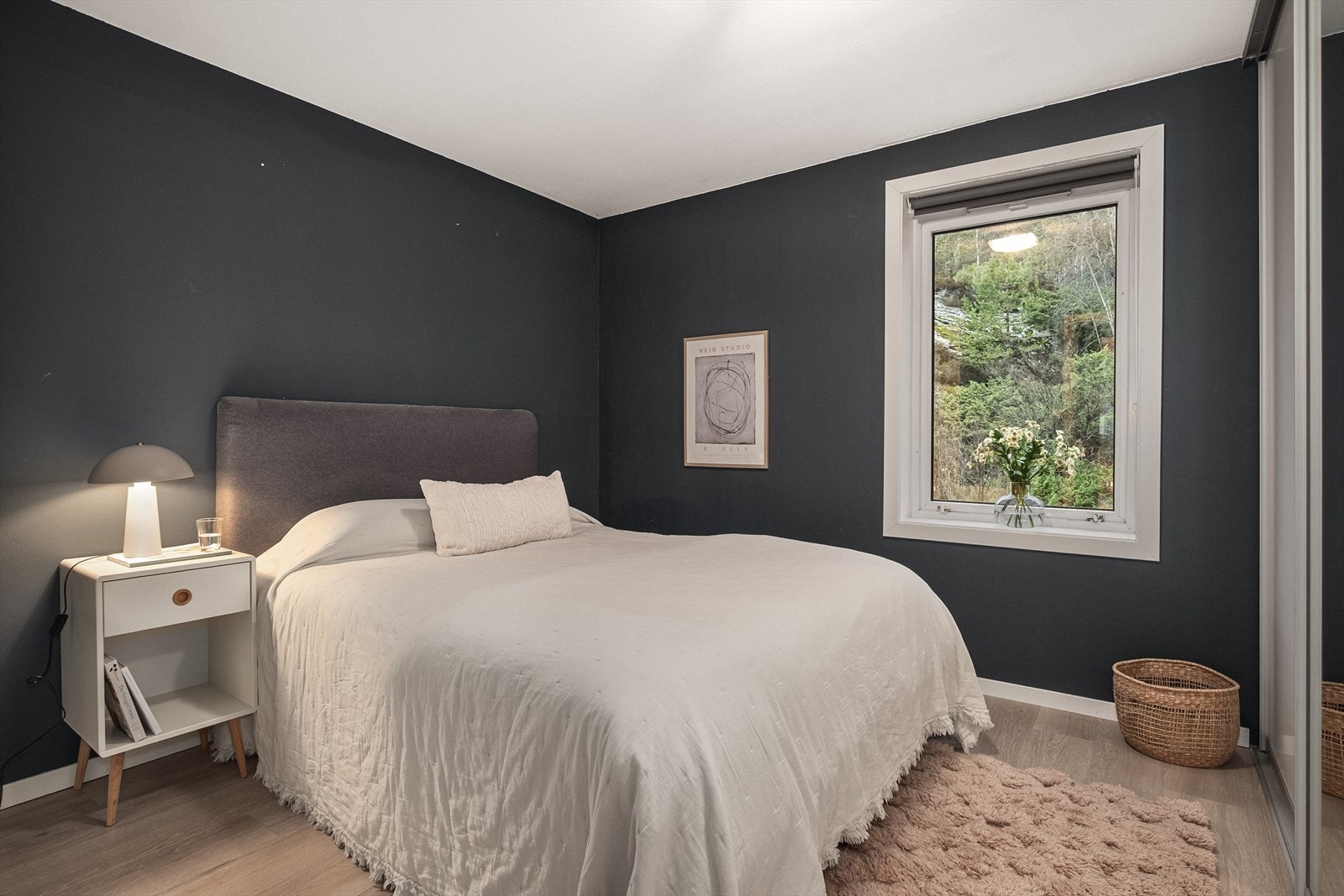 Hovedsoverom er på ca. 12 m². Her er det god plass til dobbeltseng, nattbord og garderobe. Galleribilde