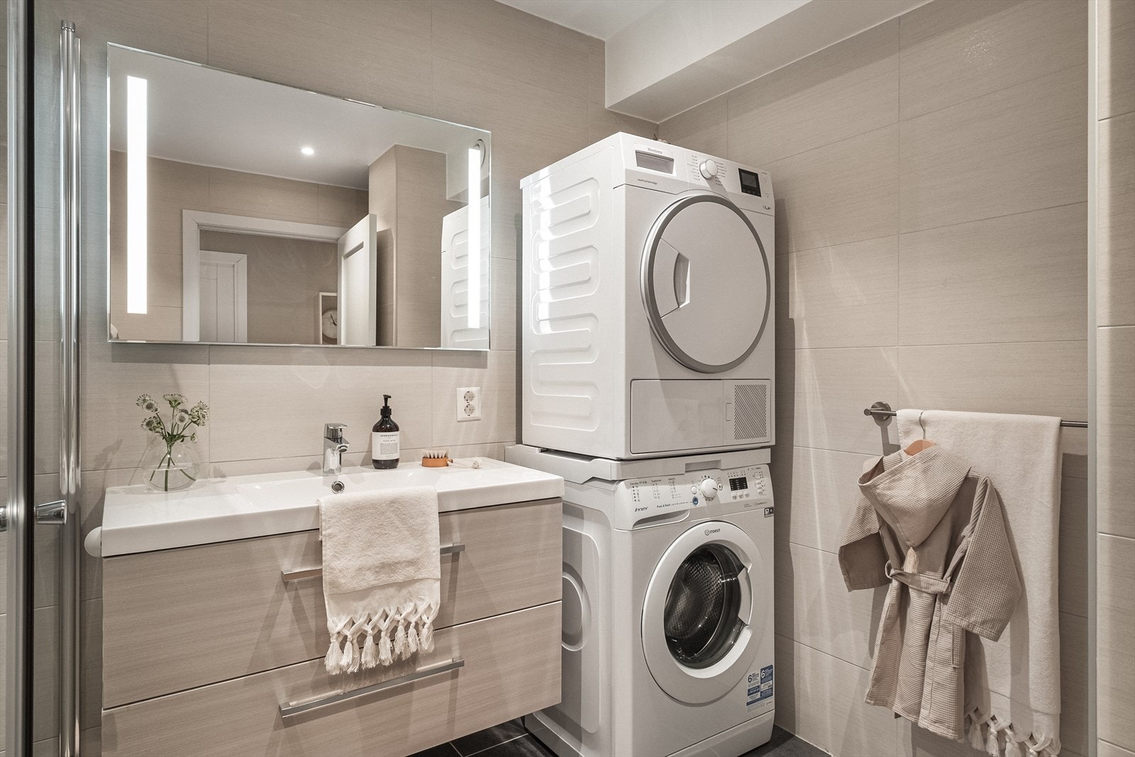 Rommet er innredet med vegghengt toalett, dusj og servant med innredning, samt opplegg for vaskemaskin. Galleribilde