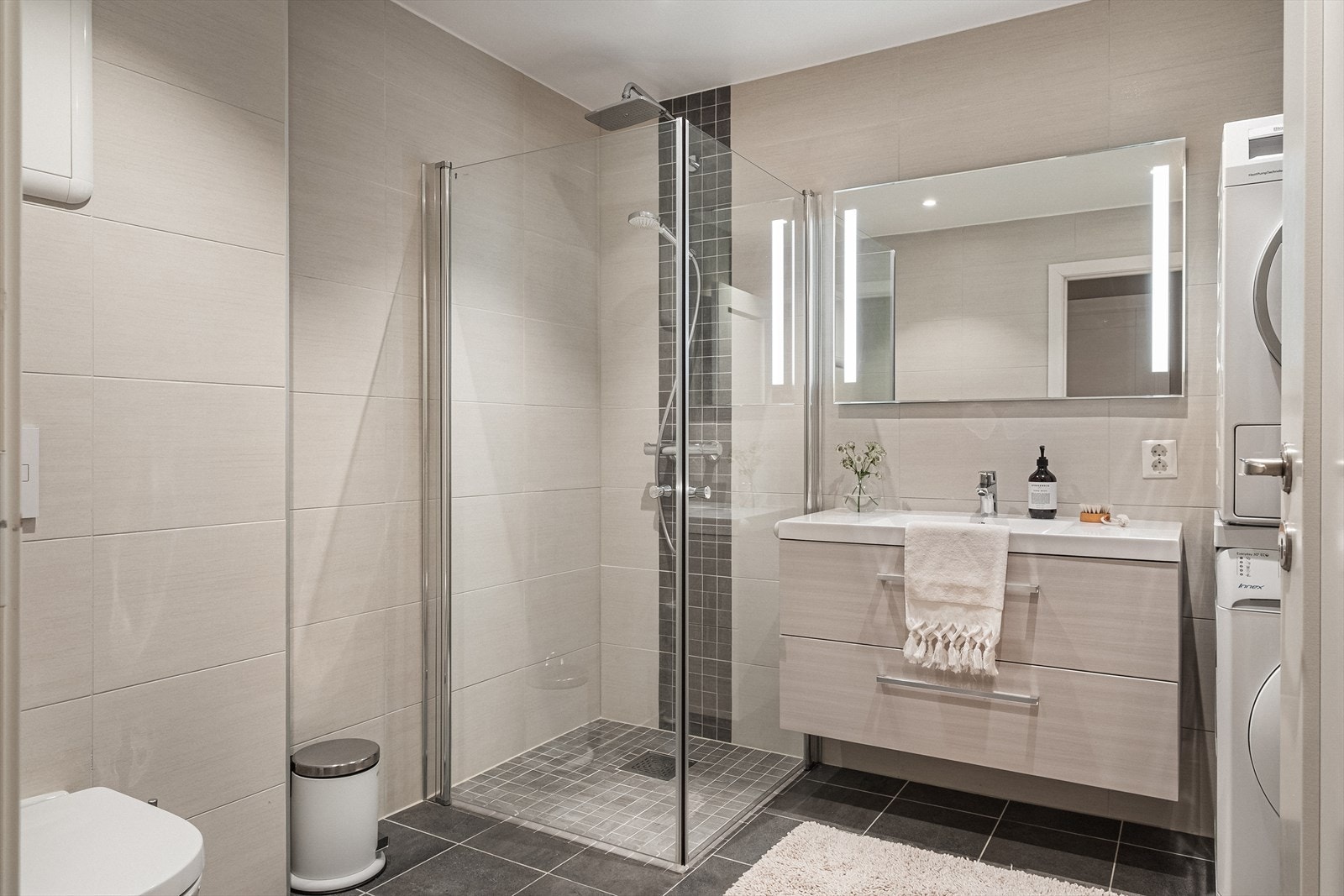 Badet er helfliset og fremstår pent og tidløst. Det er varmekabler i gulv. Galleribilde