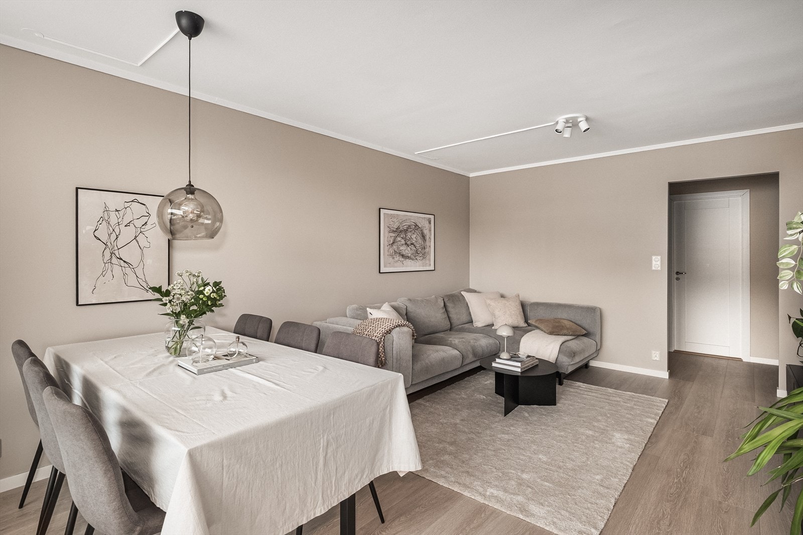 De gode vindusflatene slipper inn rikelig med naturlig lys og skaper en luftig og behagelig atmosfære. Galleribilde