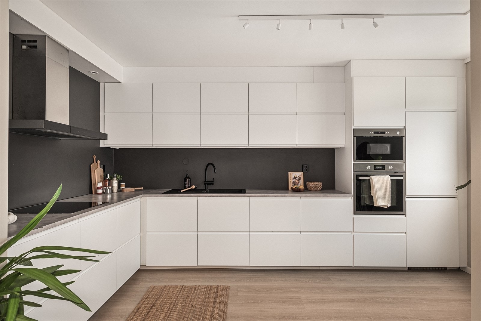 Innredningen byr på rikelig med skap- og benkeplass. Galleribilde