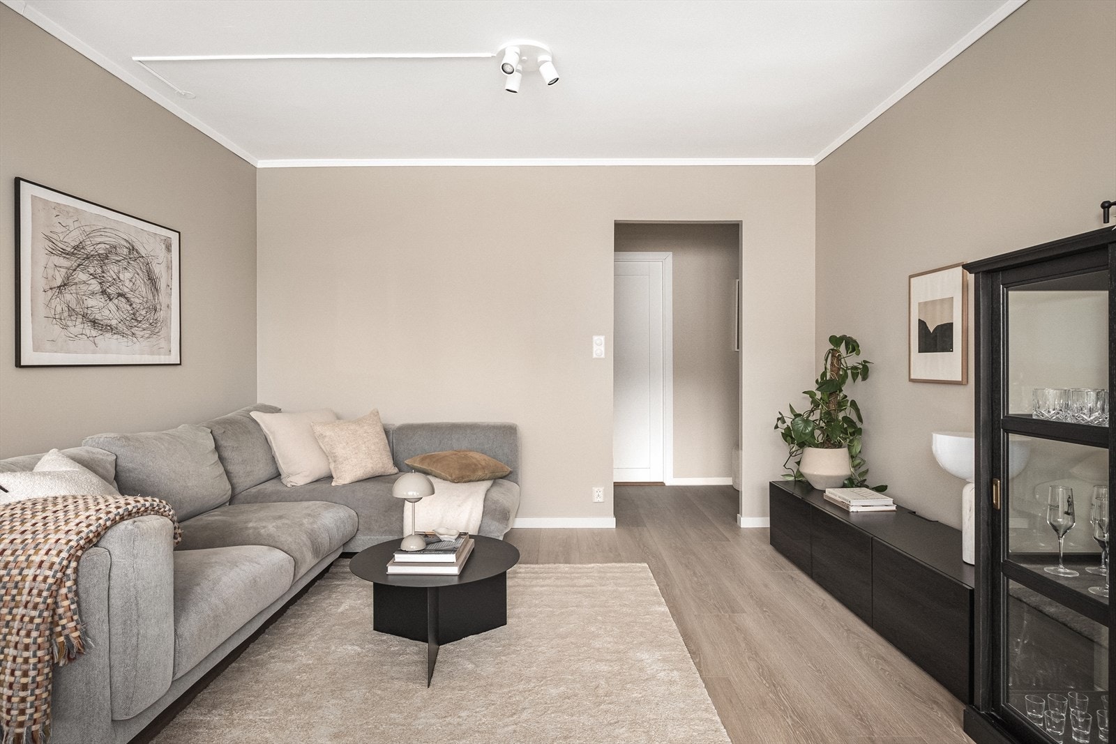 Her er det god plass til både sofagruppe og spisebord, perfekt for både hverdagsliv og sosiale sammenkomster. Galleribilde