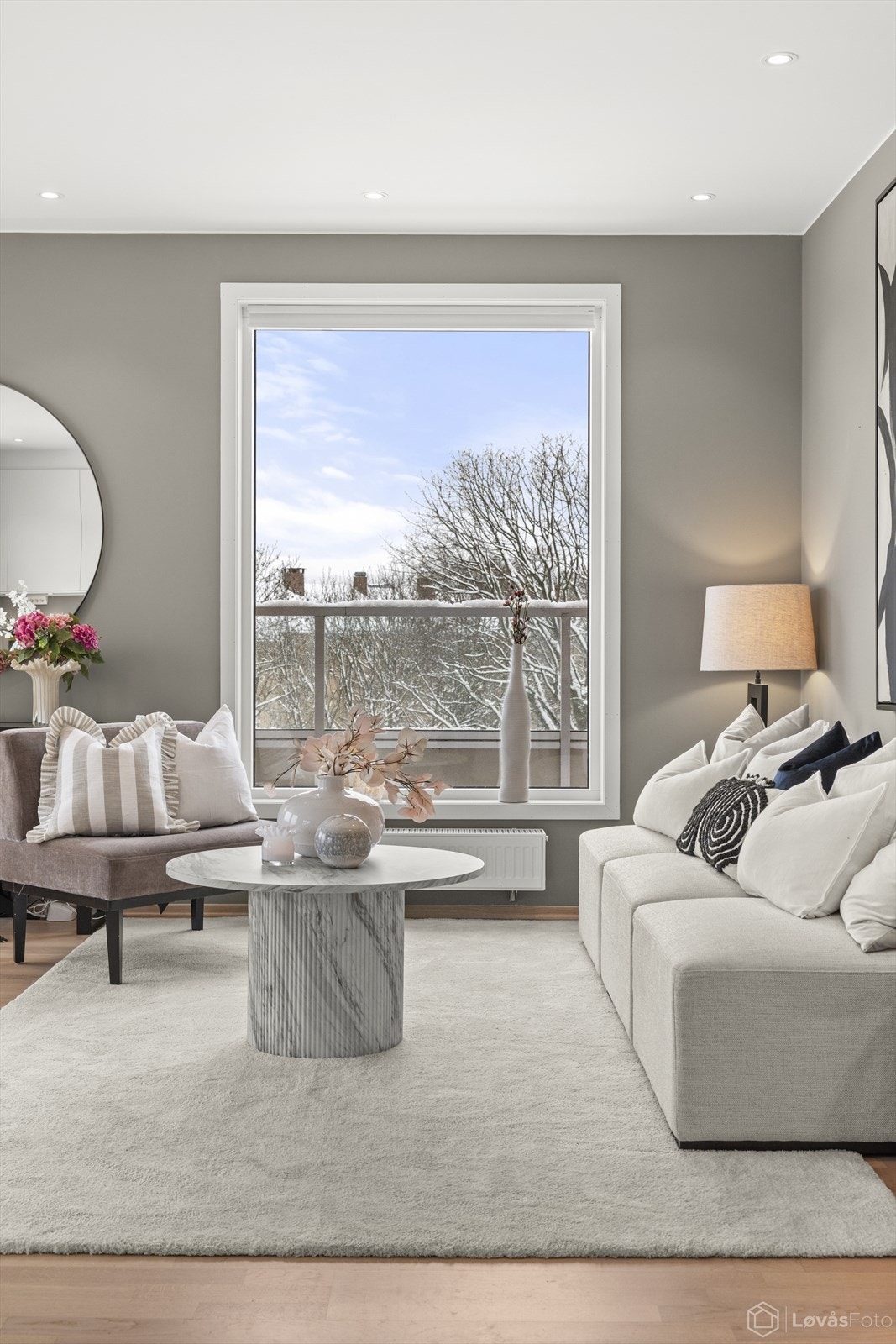 Downlights i taket gir en jevn og behagelig belysning i rommet. Galleribilde