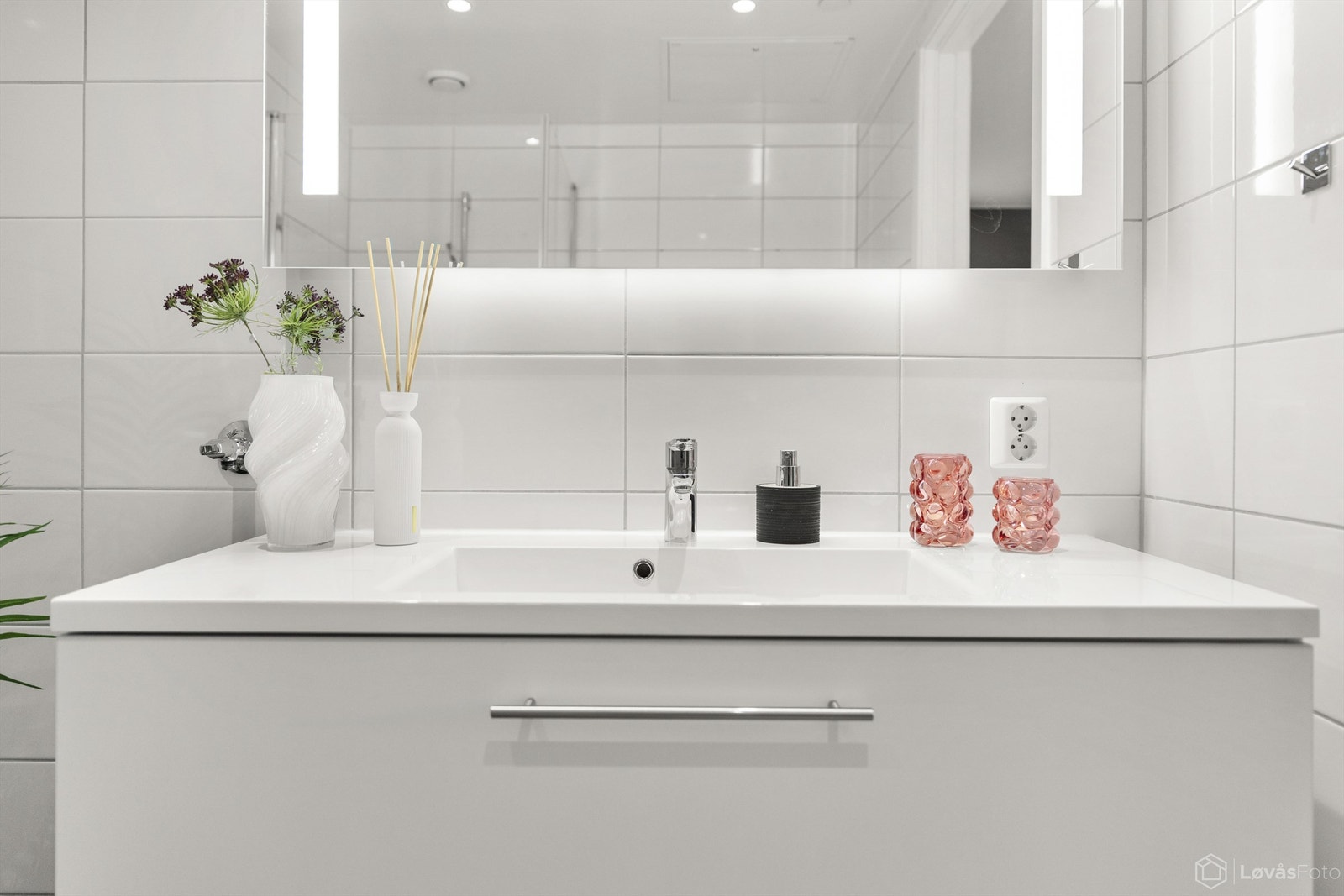 Servant med underskap for oppbevaring og speil med integrert belysning. Galleribilde