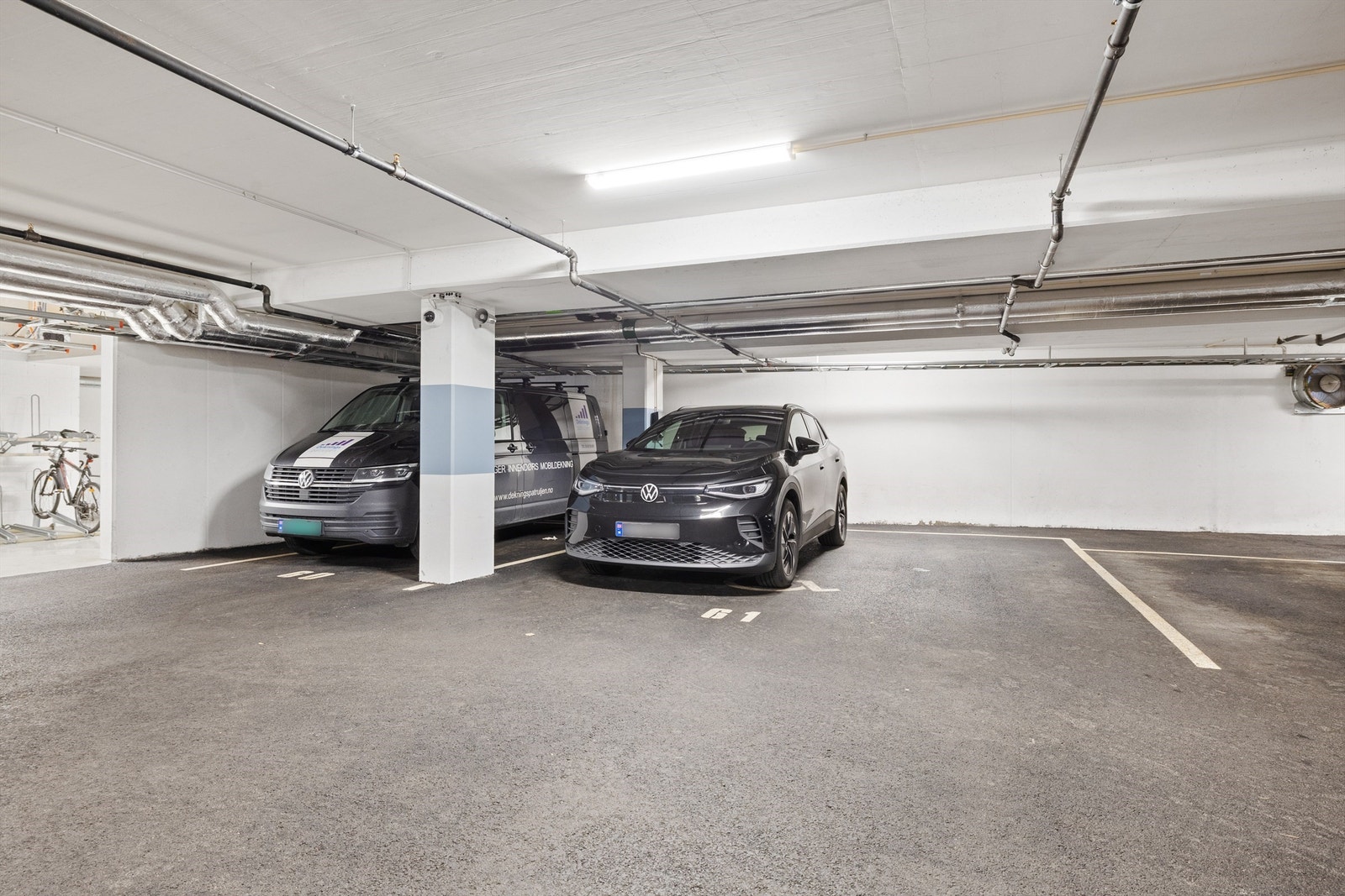 Heis ned til tilhørende garasjeplass med lader for el-bil. Galleribilde