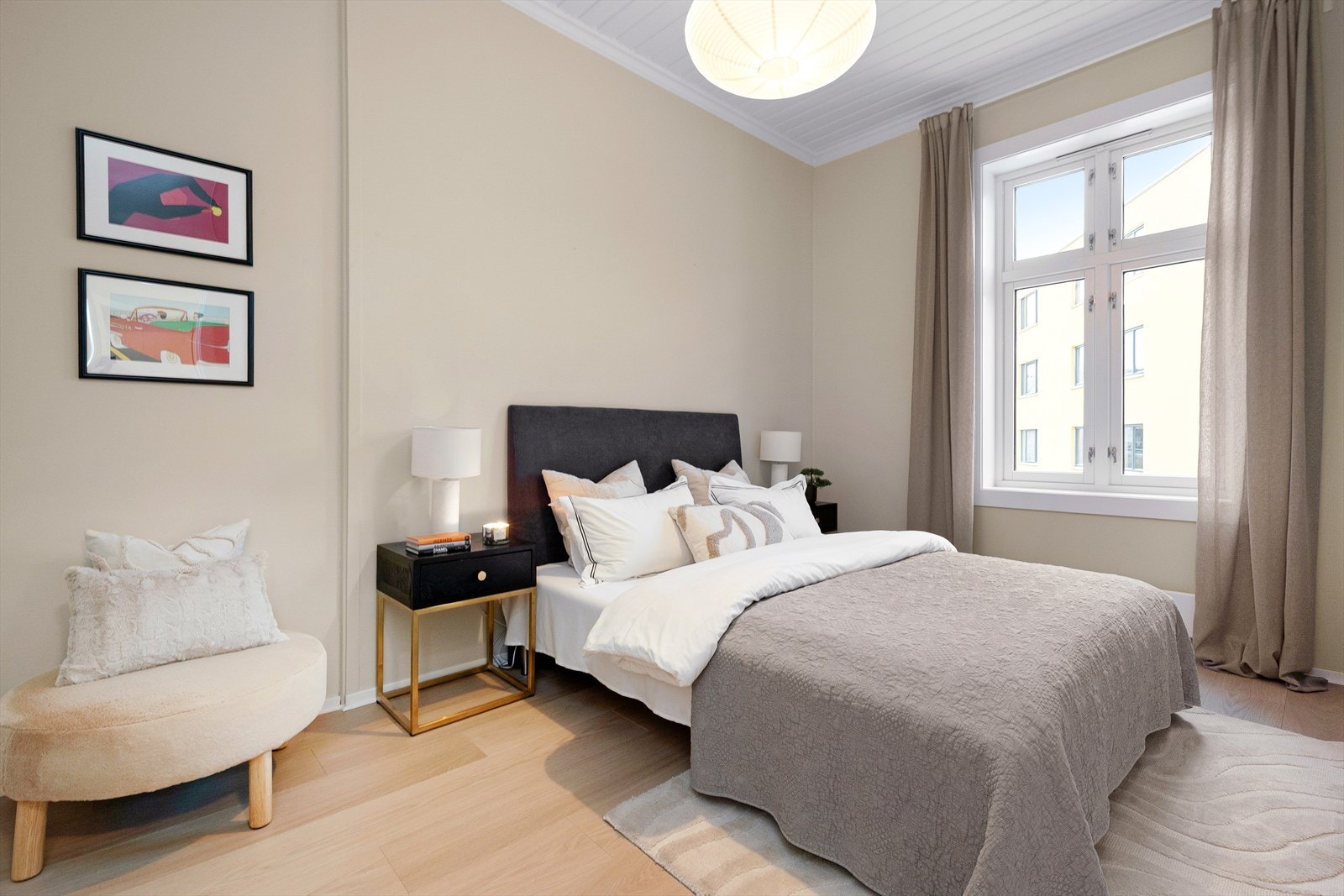 Leiligheten har et romslig soverom mot felles bakgård. Galleribilde