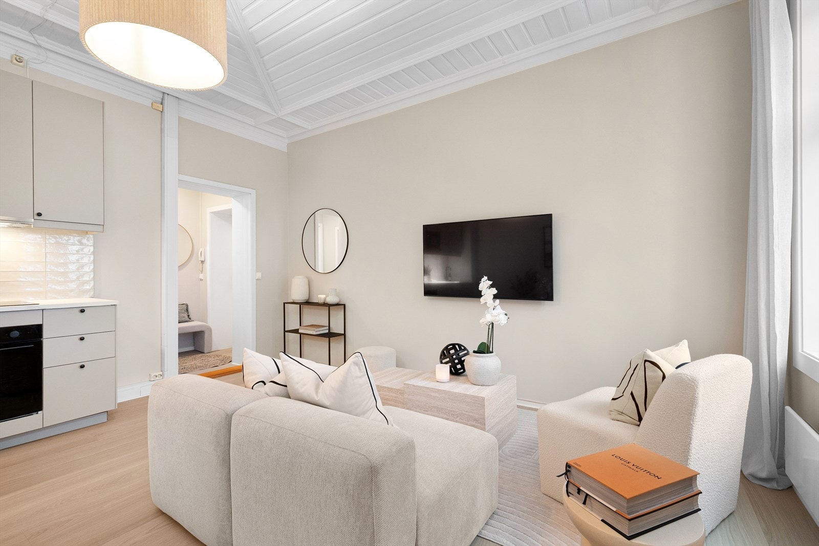 Det er lagt nytt laminatgulv i gang, kjøkken/stue og soverom i januar 2026. Galleribilde