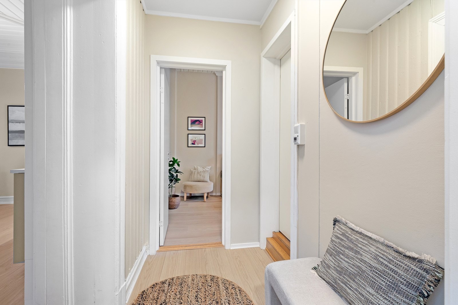 Leiligheten har en lys og innbydende entrè, som gir et godt førsteinntrykk. Galleribilde