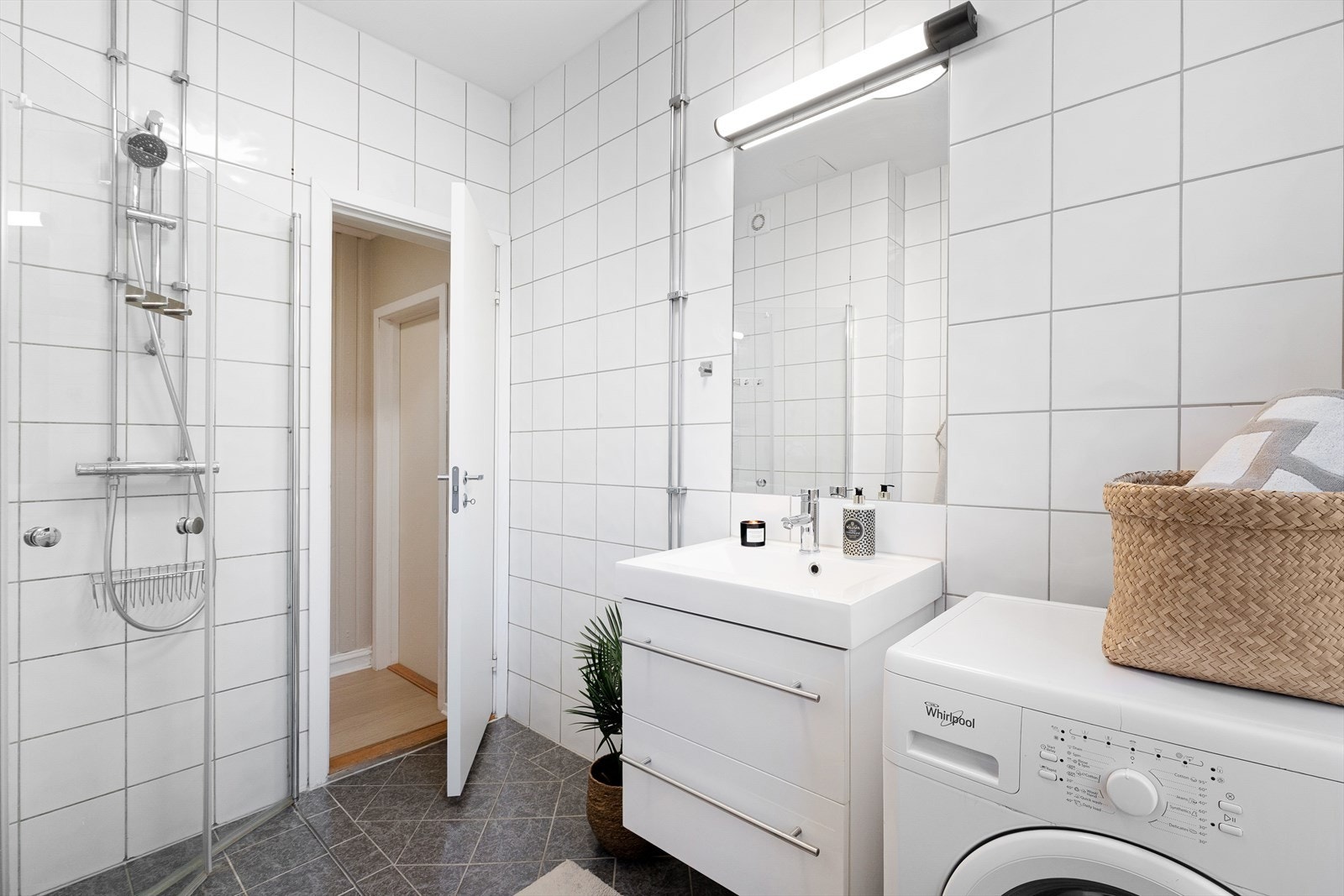 Badet har opplegg for vaskemaskin. Galleribilde