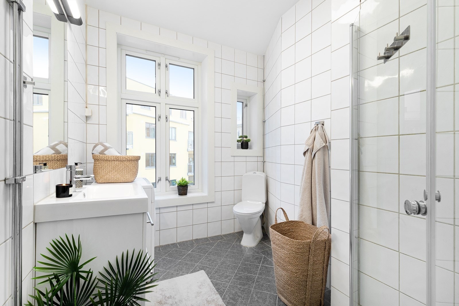 Lyst og romslig bad med flislagte overflater med varmekabler i gulv. Galleribilde