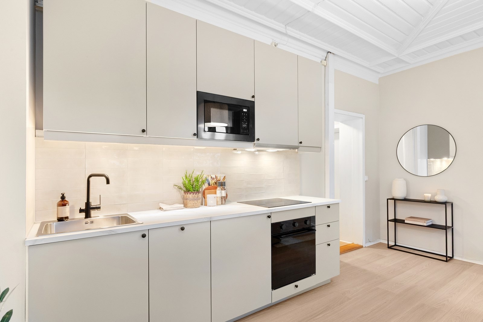 Kjøkkenet er innredet med integrert stekeovn, micro og oppvaskmaskin. Galleribilde