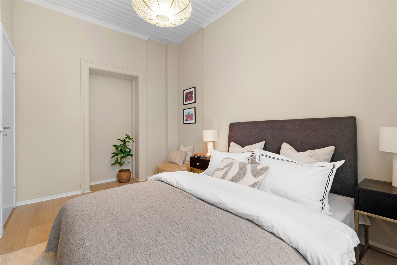 God plass til dobbeltseng, nattbord og øvrig soveromsmøblement. Galleribilde