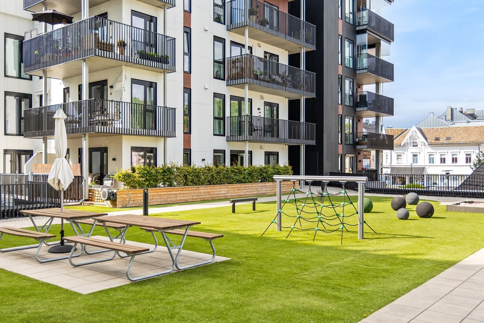 I tillegg finner du flere hyggelige sittegrupper. Perfekt for en kopp kaffe i solen, felles grilling eller en rolig stund med en bok. Galleribilde