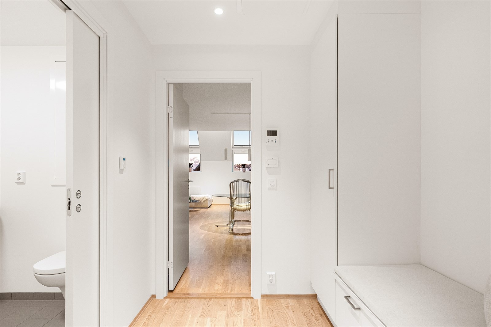 Lys og pen entré med god plass til kleslagring. Galleribilde