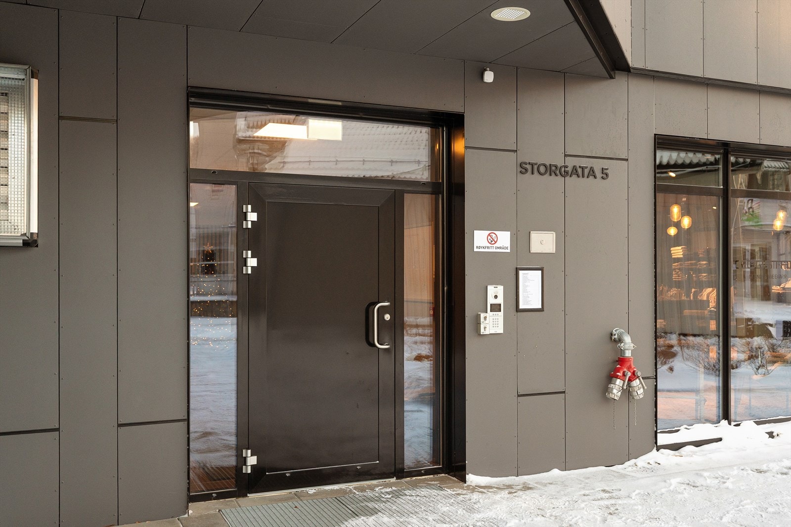 Inngangspartiet er pent og innbydende, med porttelefon som gir enkel og sikker adgang for beboere og gjester. Galleribilde