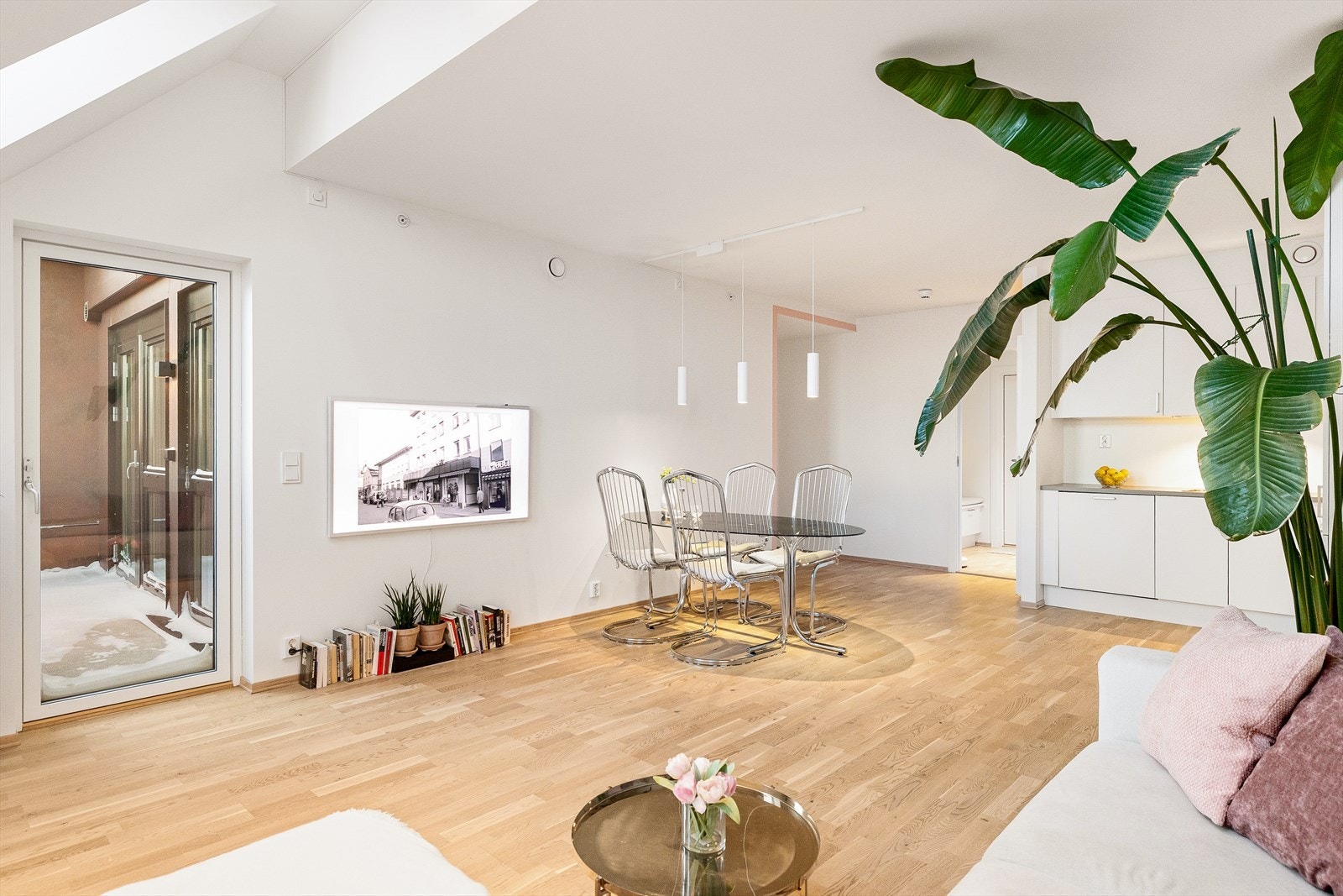 Leilighetens stue er både lys og elegant, malt i en delikat og moderne fargetone som gir rommet en varm og innbydende karakter. Galleribilde