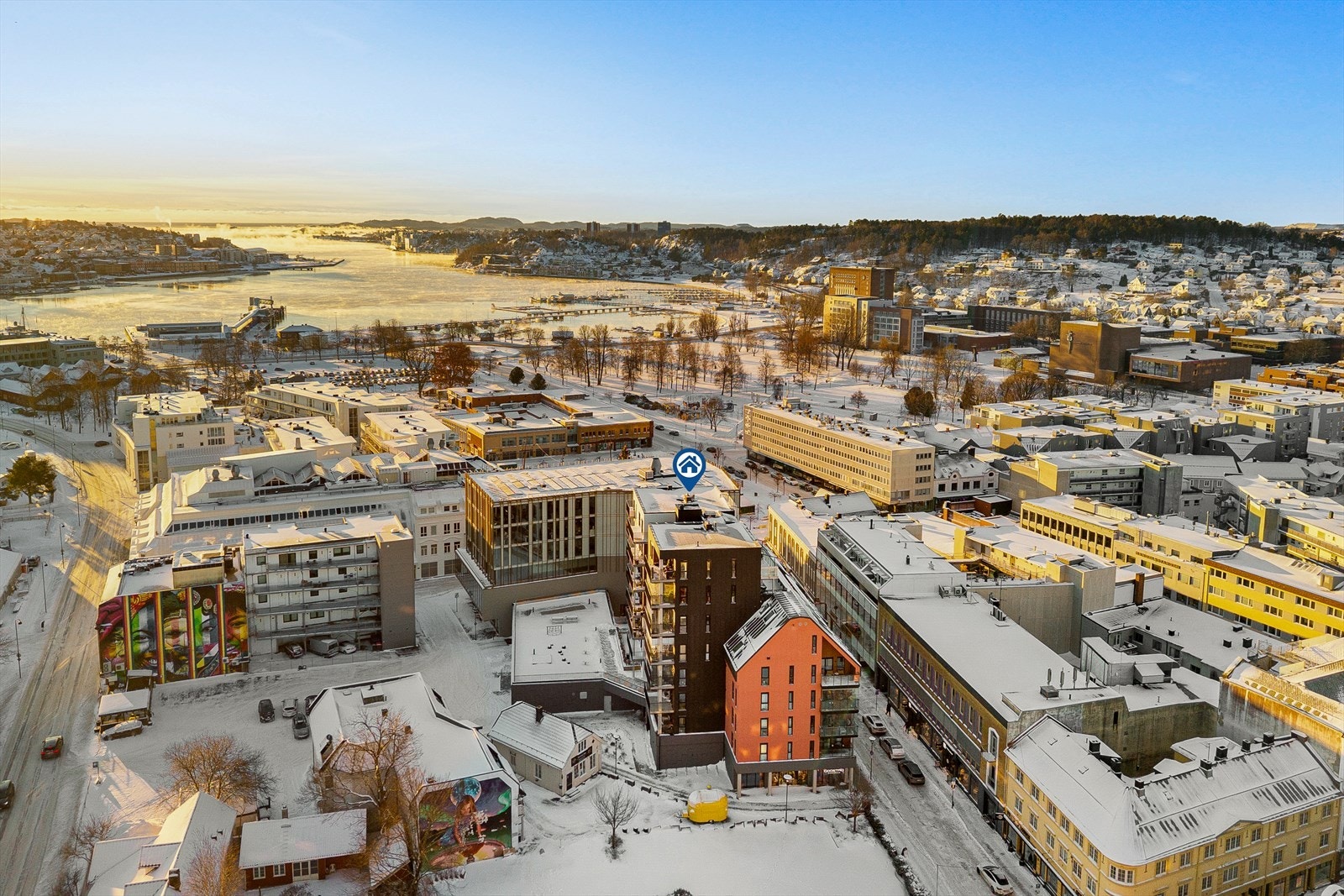 Bare 200 meter fra leiligheten, i luftlinje, venter byens sjarmerende havn. Her yrer det av liv hele året - med restauranter, uteserveringer, båtliv og en fantastisk sjøutsikt. Et naturlig samlingspunkt, både for lokalbefolkning og tilreisende. Galleribilde