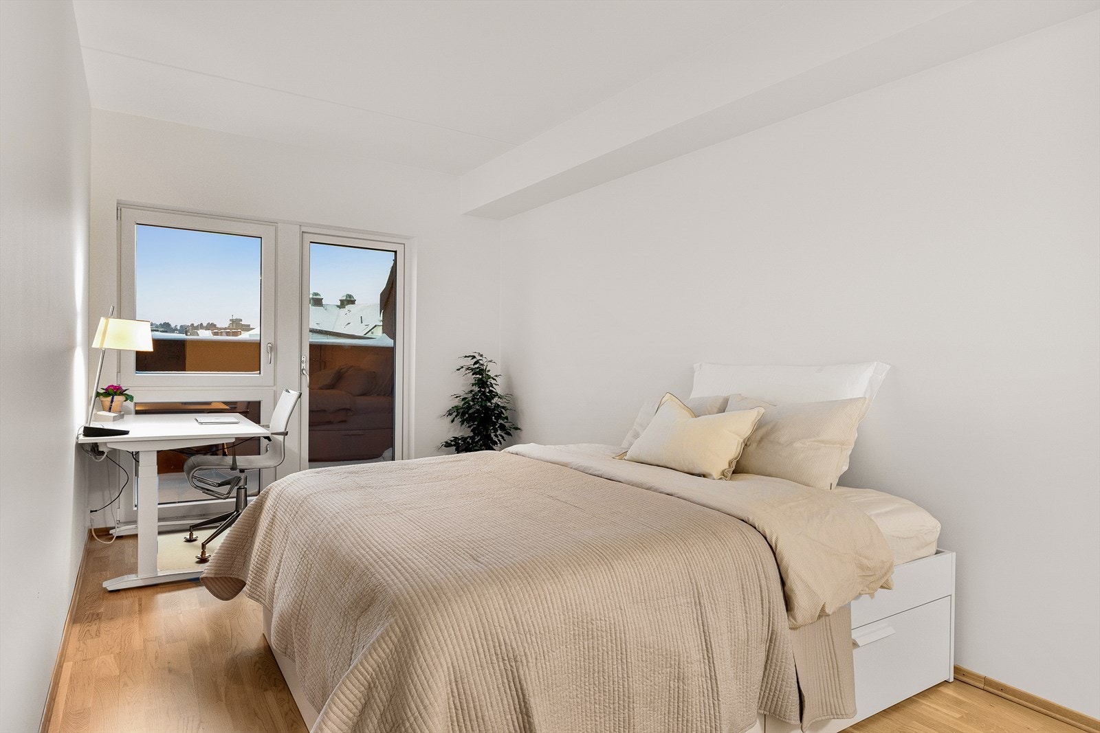 Stort og pent hovedsoverom med direkte utgang til balkong, som gir en lys og luftig atmosfære. Galleribilde