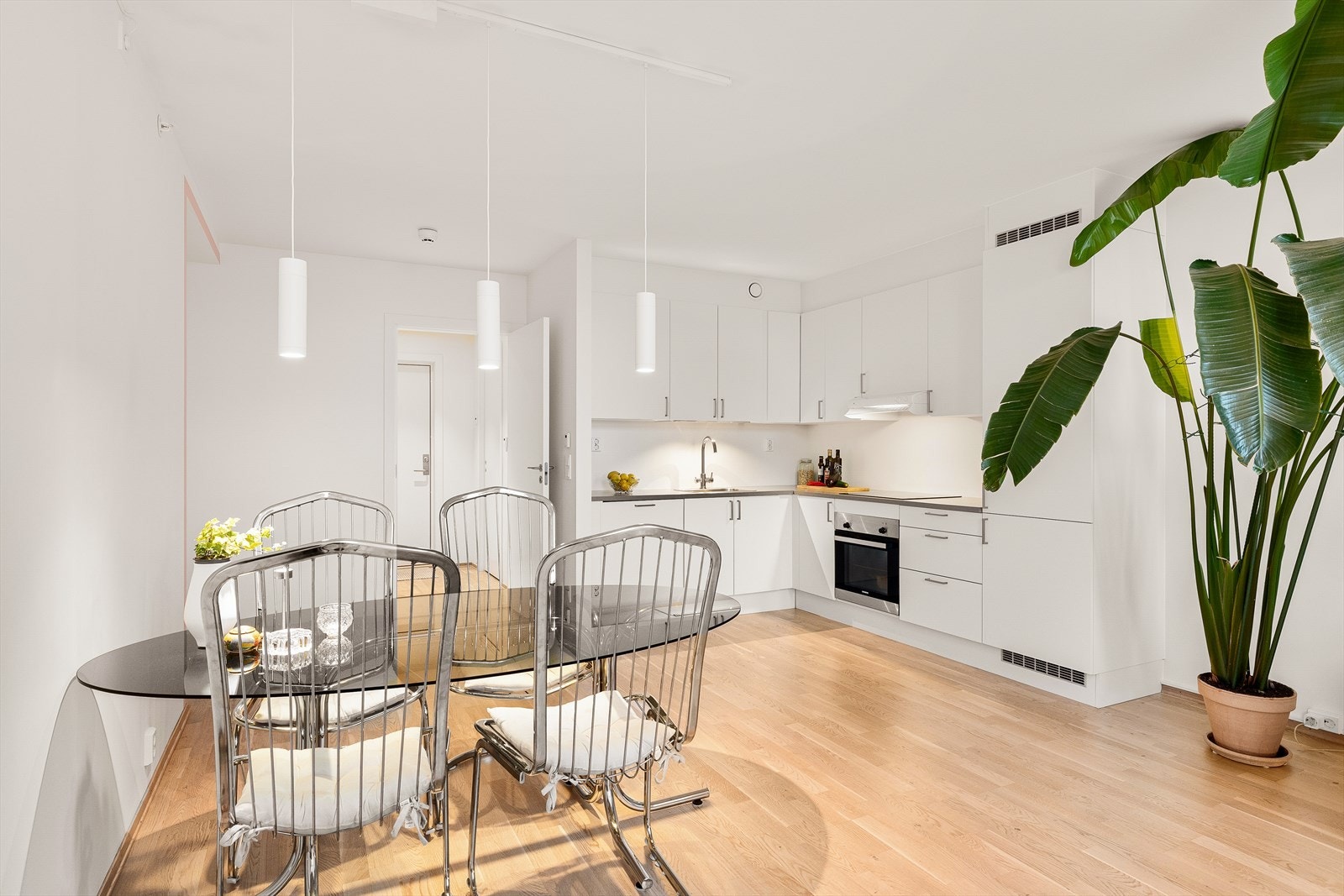 Spiseplassen ligger naturlig mellom stuen og kjøkkenet, og danner et sosialt og praktisk samlingspunkt i boligen. Her er det god plass til spisebord og stoler, perfekt for både hverdagens måltider og hyggelige middagsselskaper. Galleribilde